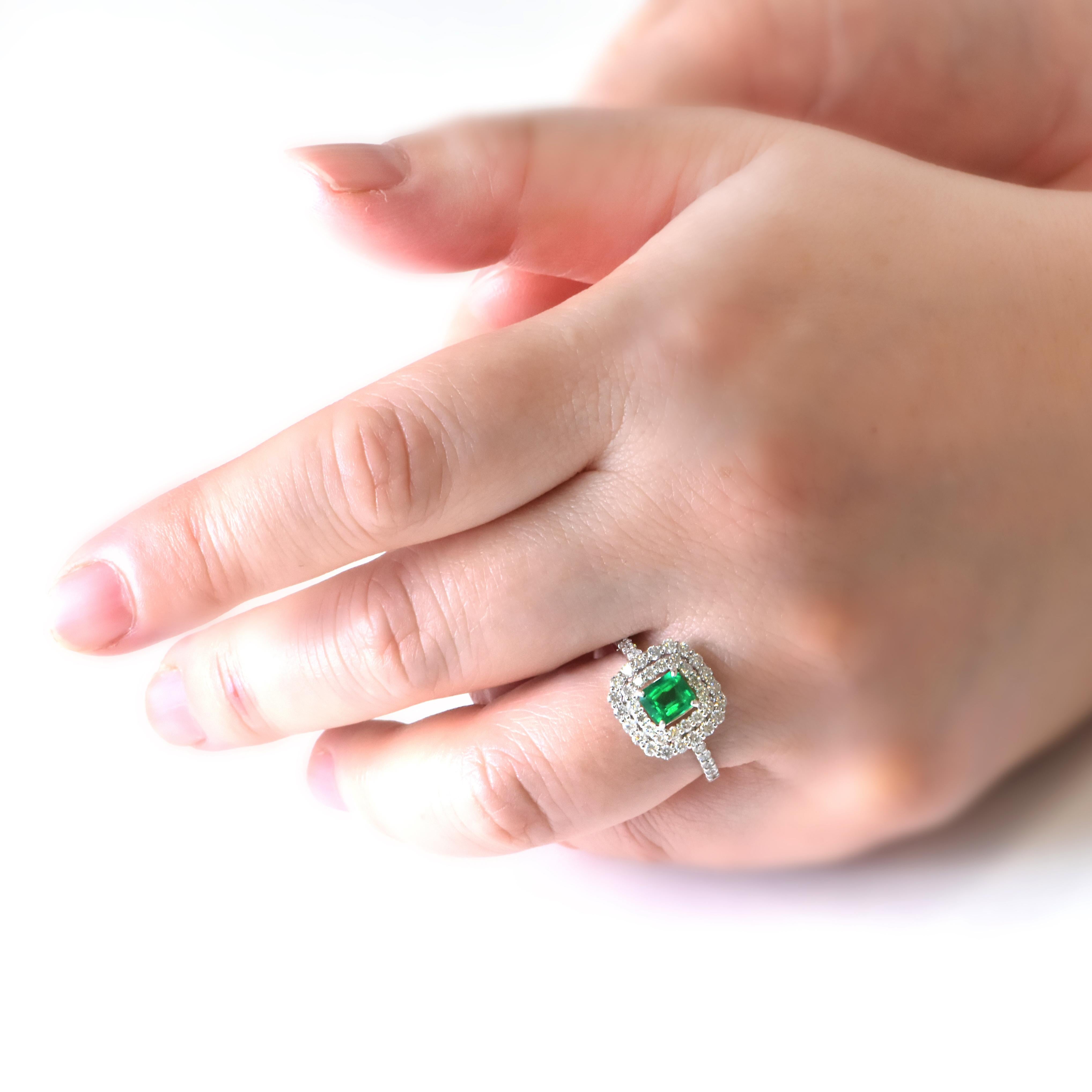 0.64 Karat natürlicher kolumbianischer Smaragd und Diamantring aus Platin (Moderne) im Angebot