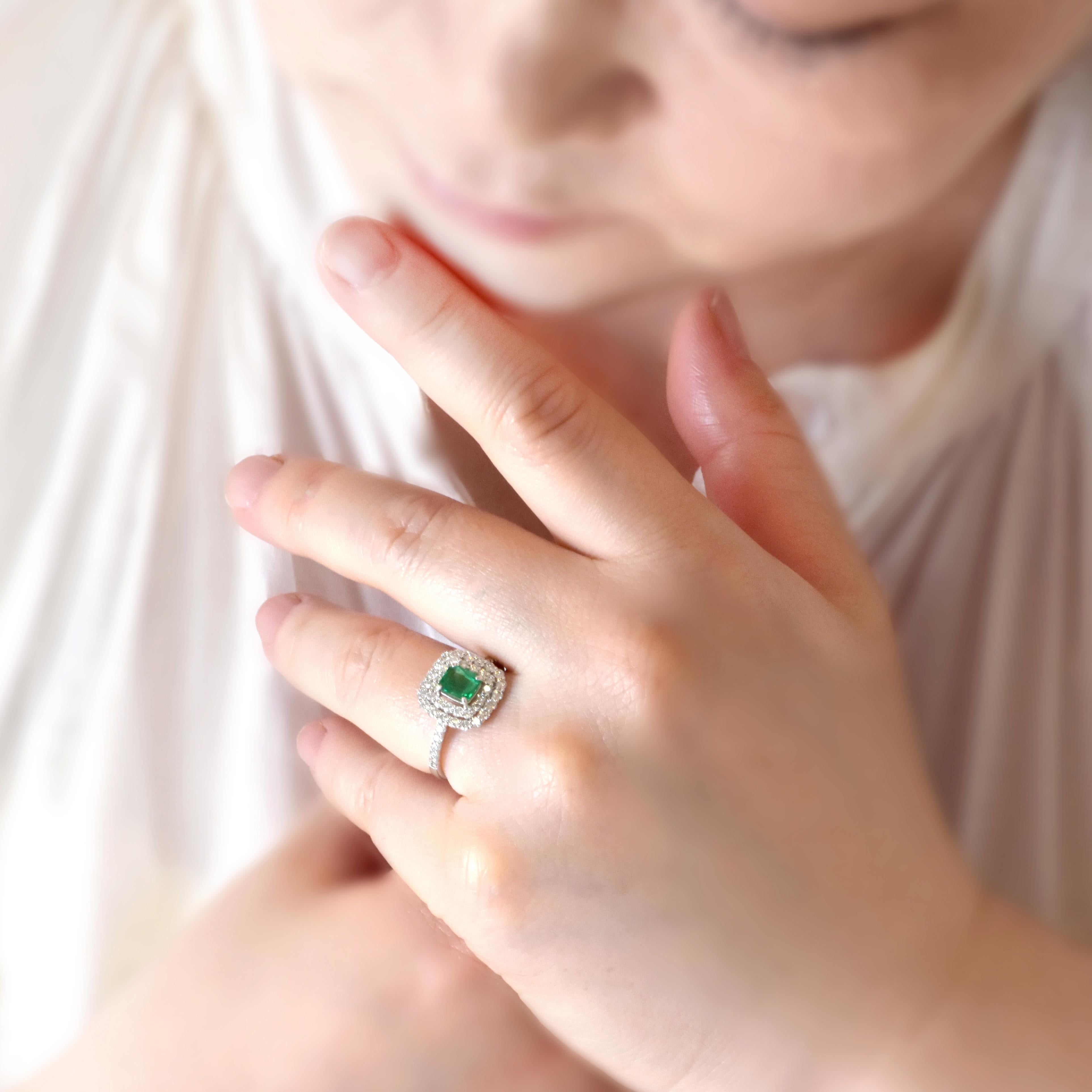 0.64 Karat natürlicher kolumbianischer Smaragd und Diamantring aus Platin (Smaragdschliff) im Angebot