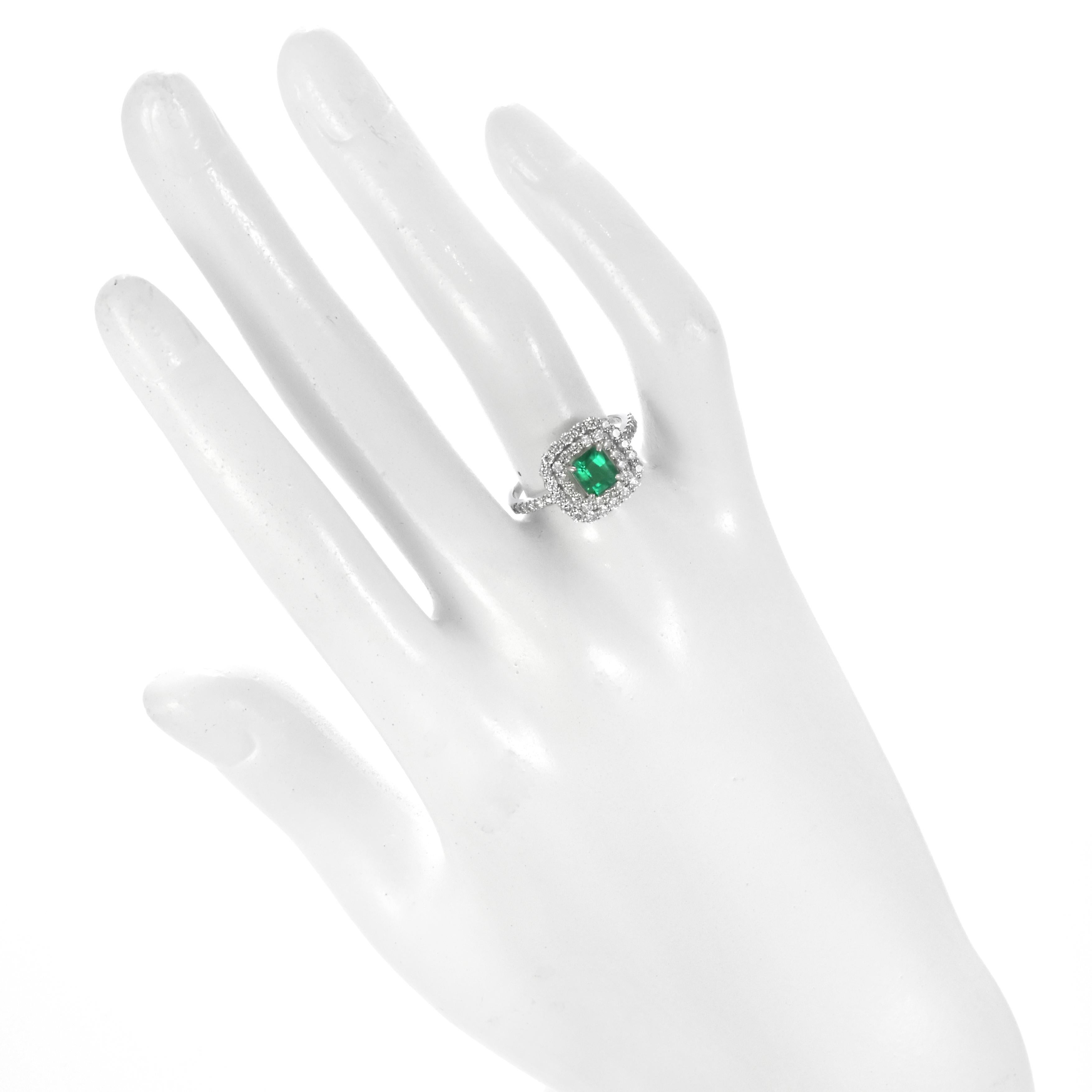 0.64 Karat natürlicher kolumbianischer Smaragd und Diamantring aus Platin im Angebot 1