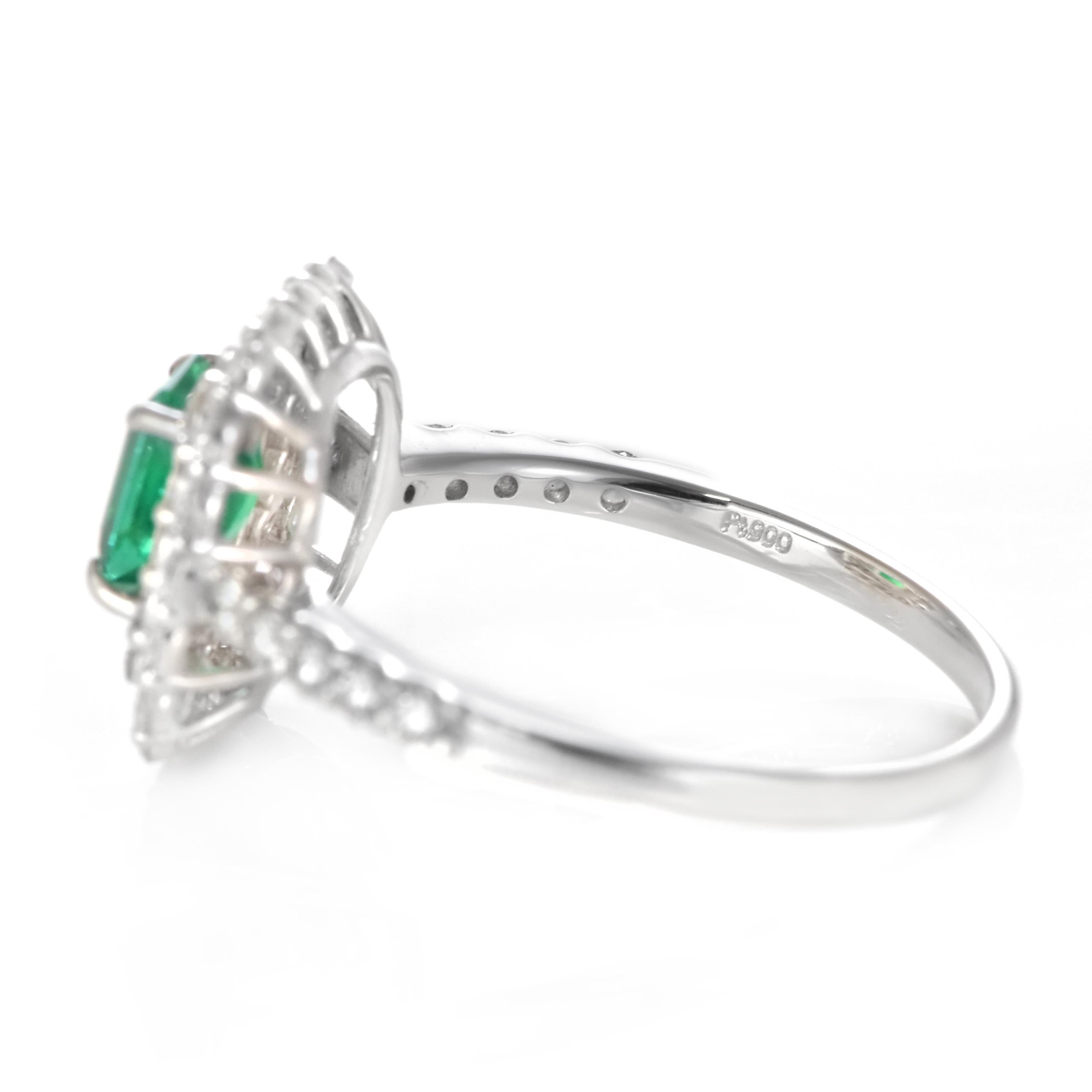 0.64 Karat natürlicher kolumbianischer Smaragd und Diamantring aus Platin im Angebot 2