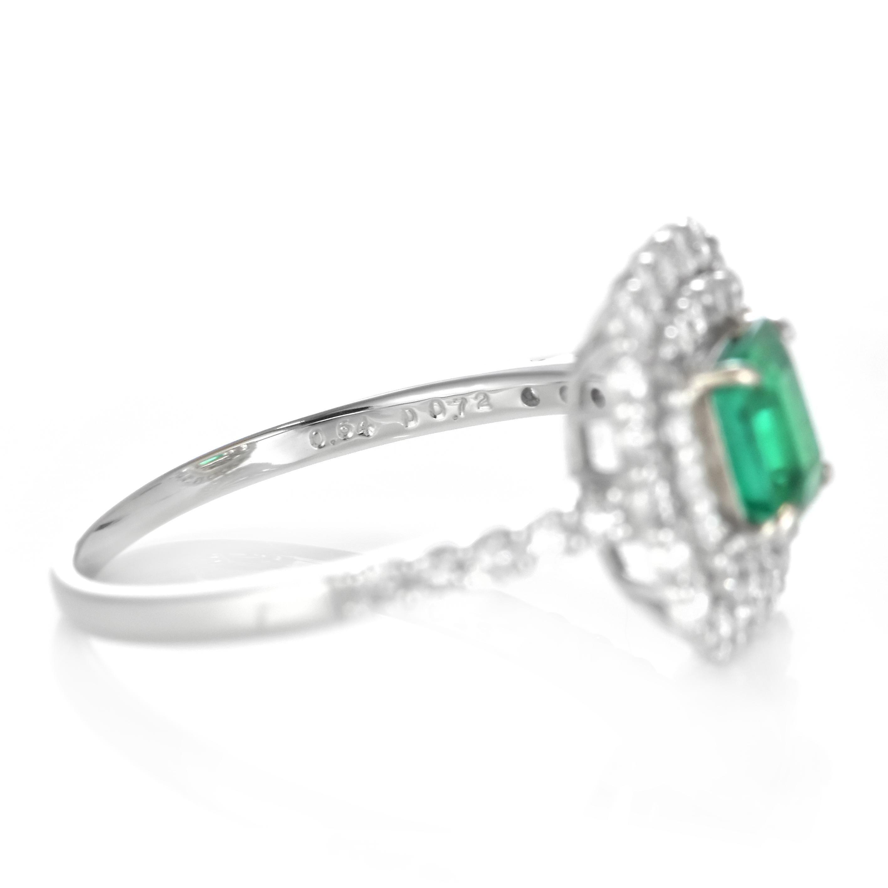 0.64 Karat natürlicher kolumbianischer Smaragd und Diamantring aus Platin im Angebot 3
