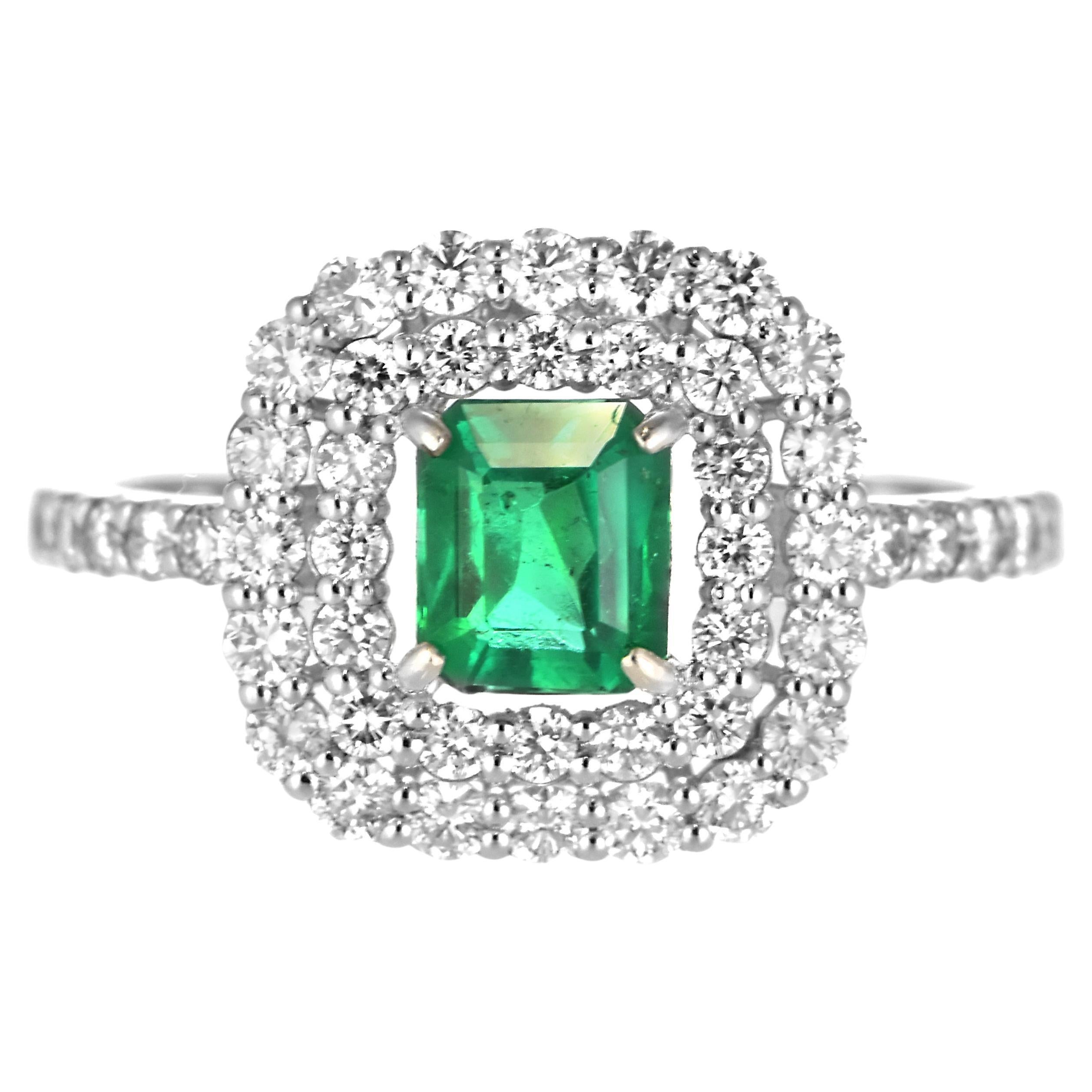 Bague en platine avec émeraude naturelle de Colombie de 0.64 carat et diamants