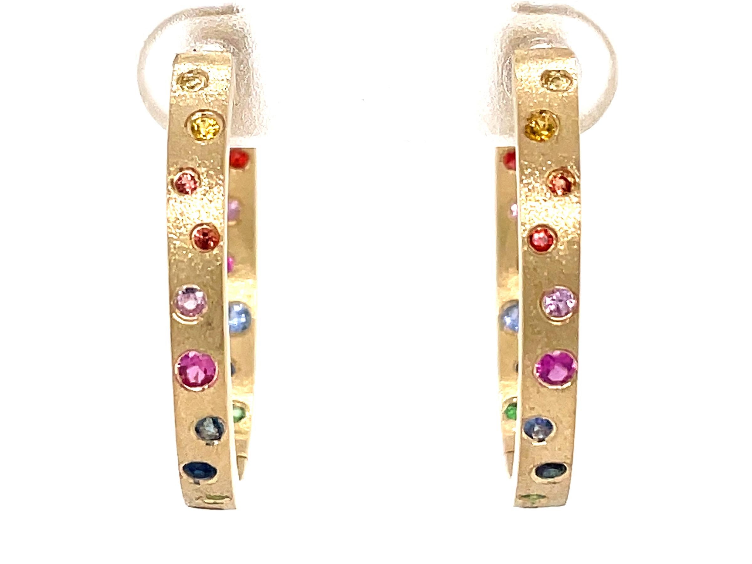 Pendientes de oro amarillo en forma de aro con zafiro arco iris y tsavorita de 0,64 quilates en venta 2