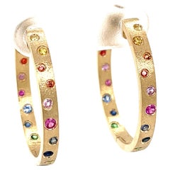 Pendientes de oro amarillo en forma de aro con zafiro arco iris y tsavorita de 0,64 quilates