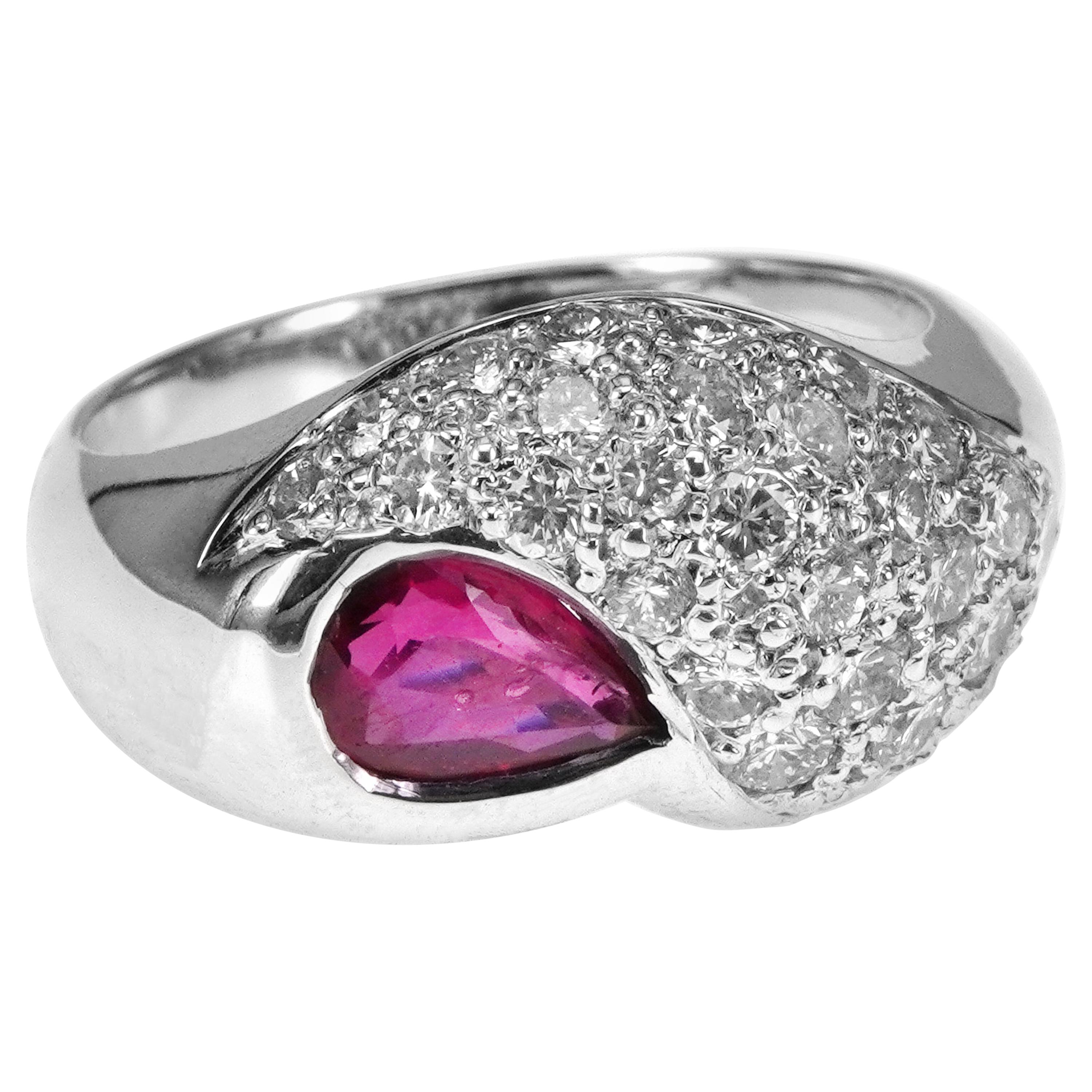 Bague en or blanc 18 carats avec rubis rouge vif en forme de poire de 0,64 carat et diamants de 1,05 carat