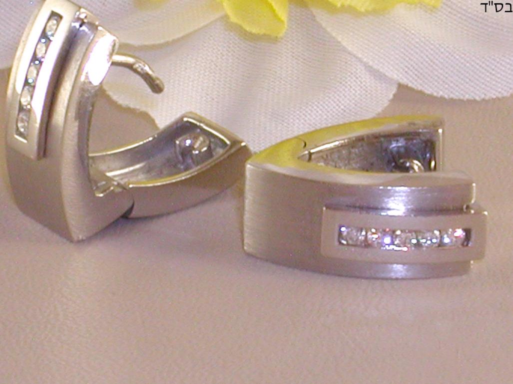 0.64 Carat White Gold Diamond Earrings Necklace Pendant Set For Sale 1