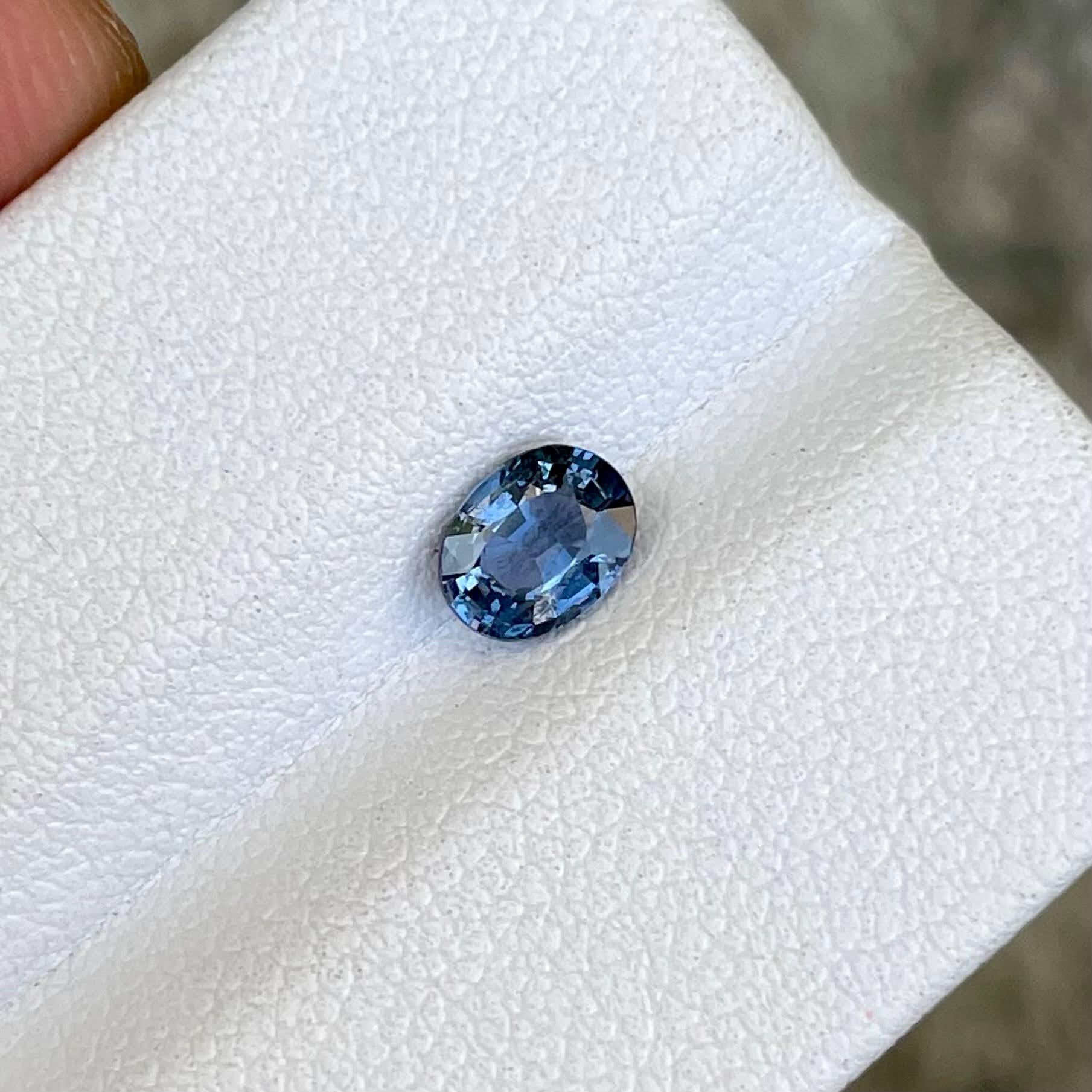 0,64 Karat Intensiver Blauer Saphir Stein Ovalschliff Sri Lankanischer Edelstein für Damen oder Herren im Angebot