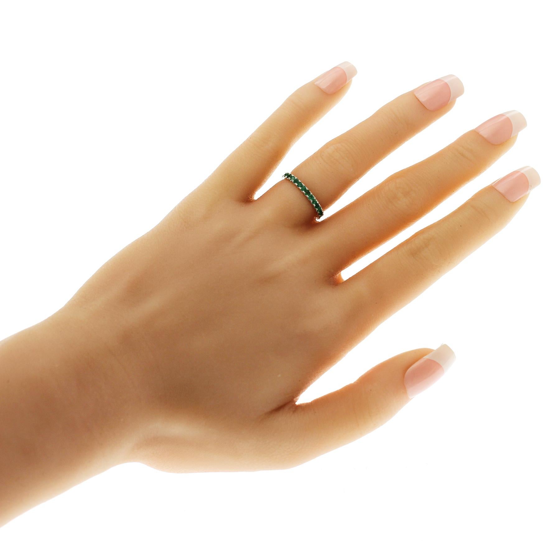 100% authentique, 100% satisfaction client
Largeur de la bande : 2 mm
Taille : 4.5
Métal : or blanc 14K
Poinçons : 14K
Poids total :  1.1 grammes
Type de pierre : 0.64 CT Emeraude naturelle
Condit : Nouveau
Prix estimé : 1039
Numéro de stock :