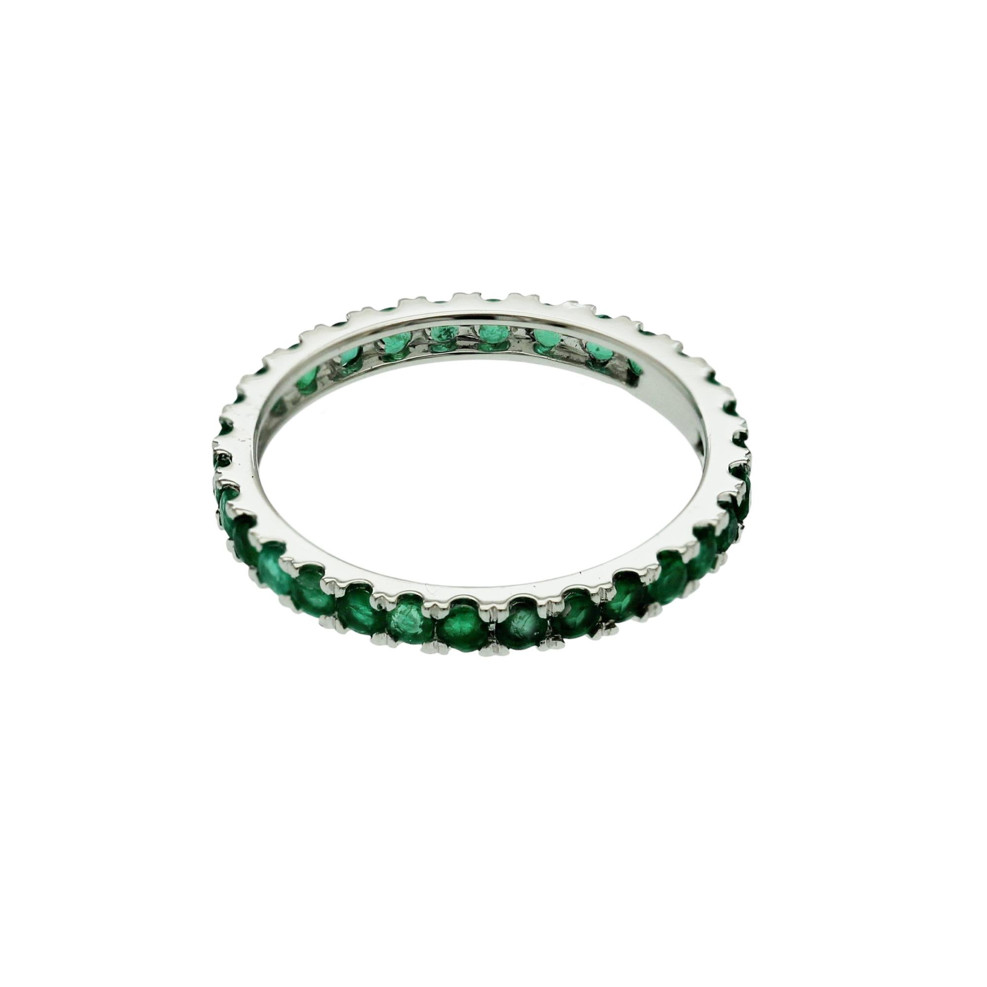 0.64 CT Natural Emerald14K White Gold Eternity Band Ring Size 4.5 en vente 1