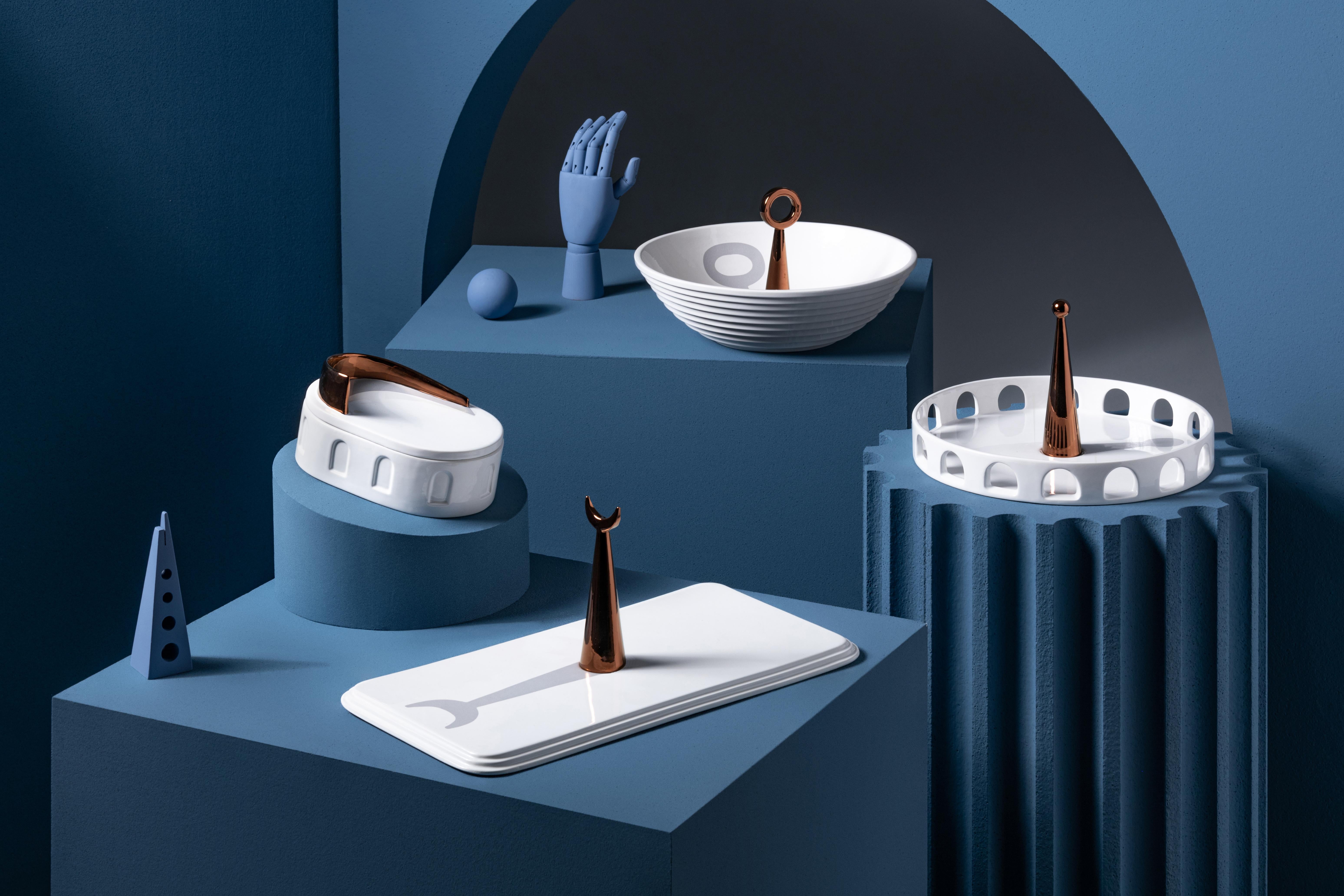 XXIe siècle et contemporain 06:45 _ Plateau rond artisanal en céramique blanche et détails en cuivre en vente