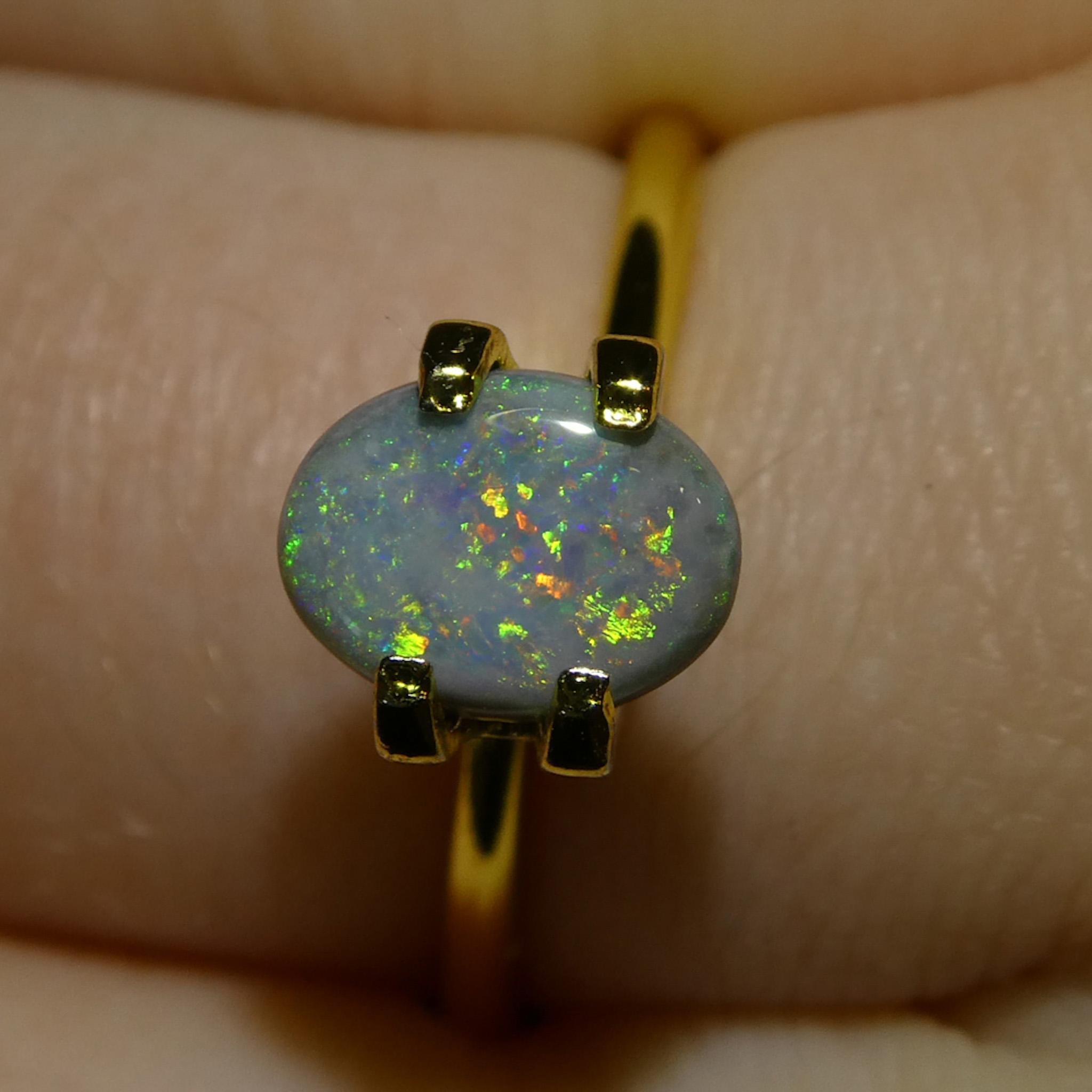 Descrizione:

Tipo di gemma: Opale 
Numero di pietre: 1
Peso: 0,64 carati
Misure: 7,99 x 6,07 x 2,13 mm
Forma: Ovale
Stile di taglio: Cabochon
Stile di taglio Corona: 
Stile di taglio del padiglione:  
Trasparenza: Opaco
Chiarezza: N/D
Colore: