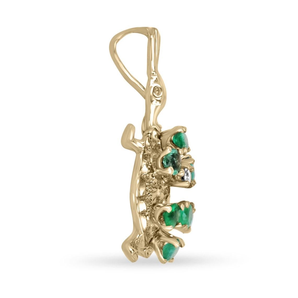 Voici notre captivant pendentif tortue orné d'émeraudes et de diamants, une pièce fantaisiste et vibrante qui capture l'essence de la diversité de la nature. Ce charmant pendentif en forme de tortue présente une symphonie de sept émeraudes de taille