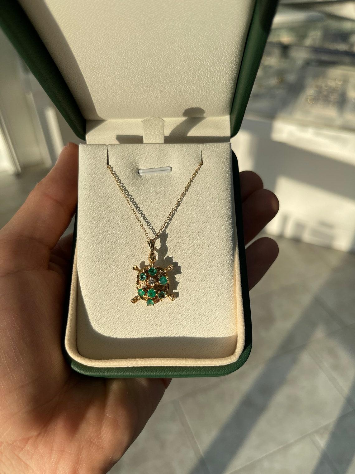 Moderne Collier pendentif tortue de mer de Colombie 14 carats avec émeraudes et diamants de 0,64 ctw en vente