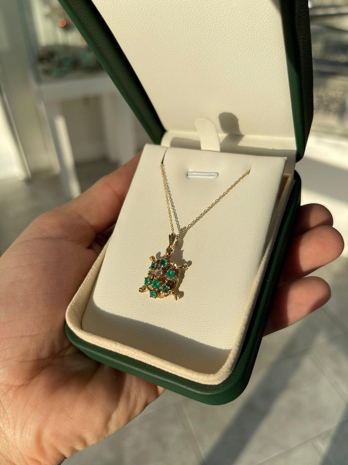 Taille émeraude Collier pendentif tortue de mer de Colombie 14 carats avec émeraudes et diamants de 0,64 ctw en vente