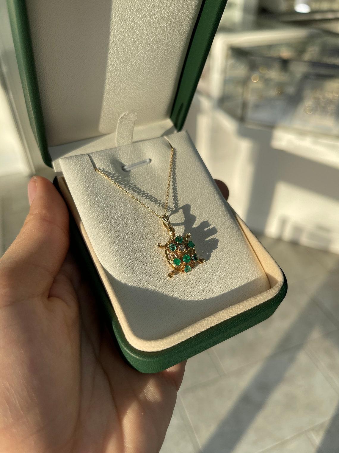 Collier pendentif tortue de mer de Colombie 14 carats avec émeraudes et diamants de 0,64 ctw Neuf - En vente à Jupiter, FL