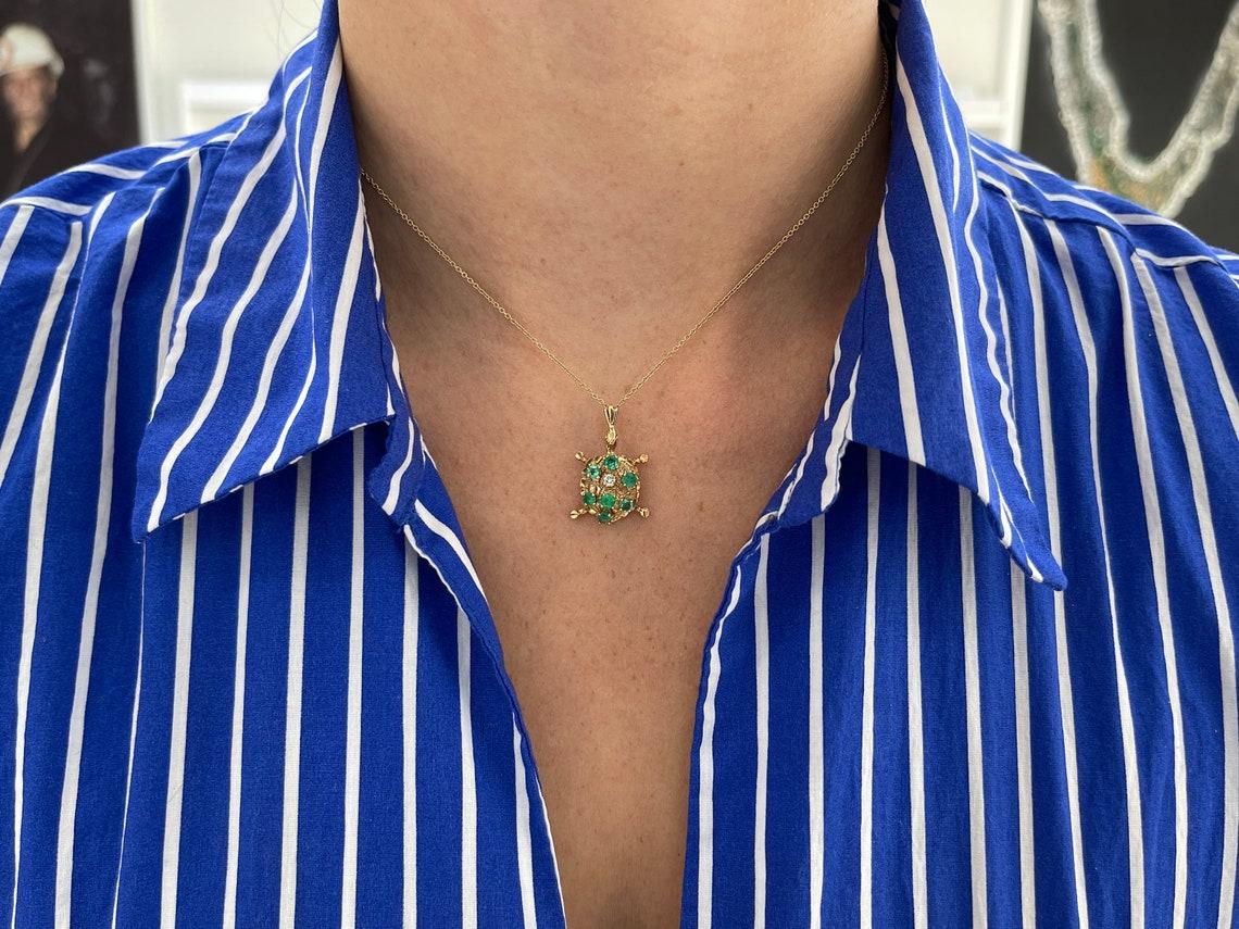 Collier pendentif tortue de mer de Colombie 14 carats avec émeraudes et diamants de 0,64 ctw en vente 1