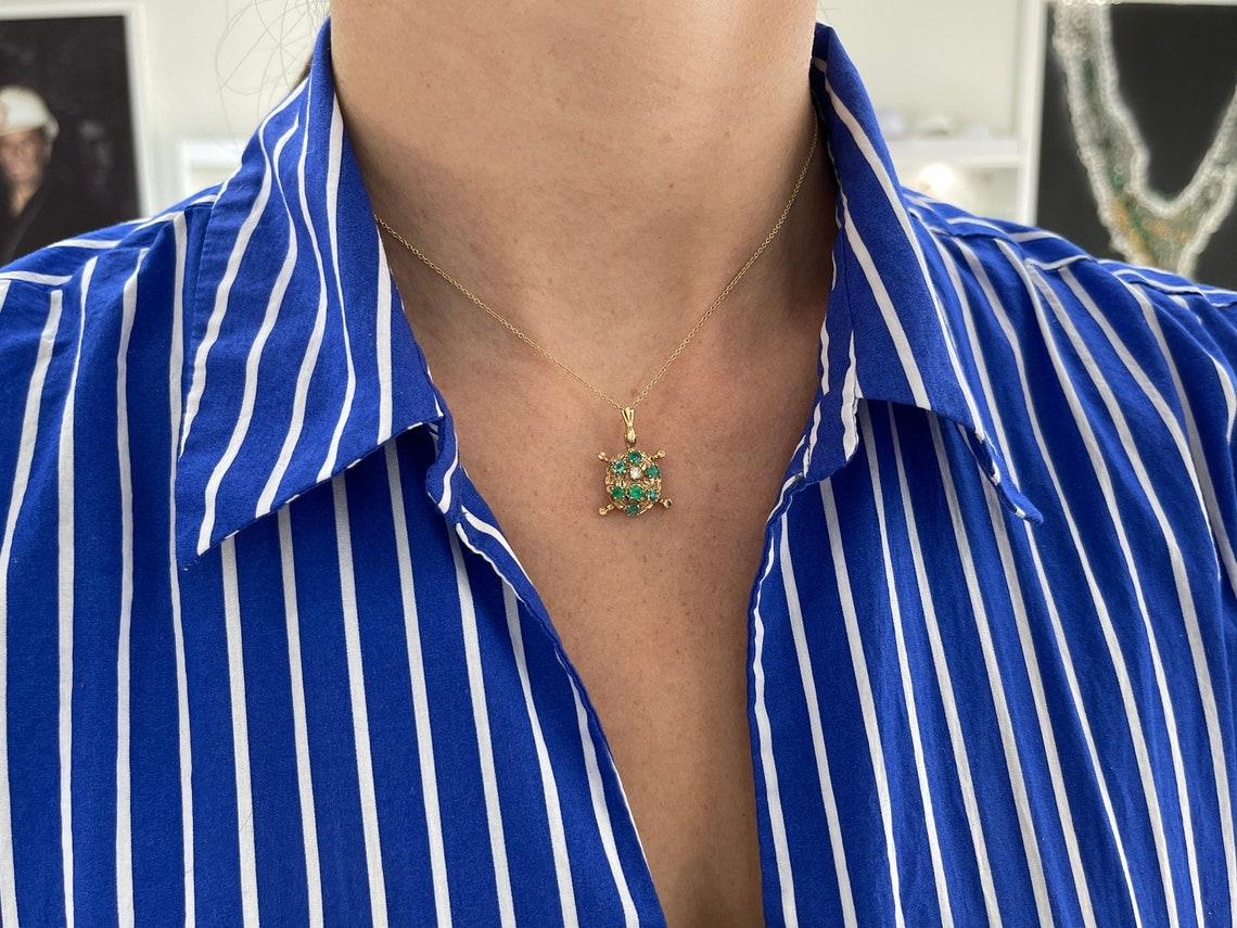 Collier pendentif tortue de mer de Colombie 14 carats avec émeraudes et diamants de 0,64 ctw en vente 2