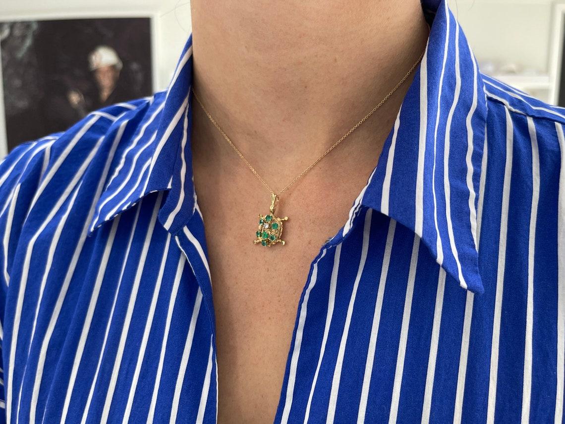 Collier pendentif tortue de mer de Colombie 14 carats avec émeraudes et diamants de 0,64 ctw en vente 3
