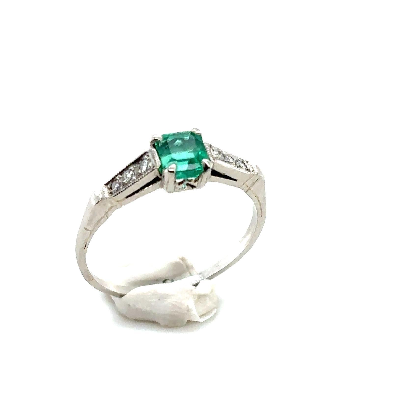 Women's 0.65 carat Columbian emerald and diamond platinum engagement ring. For Sale