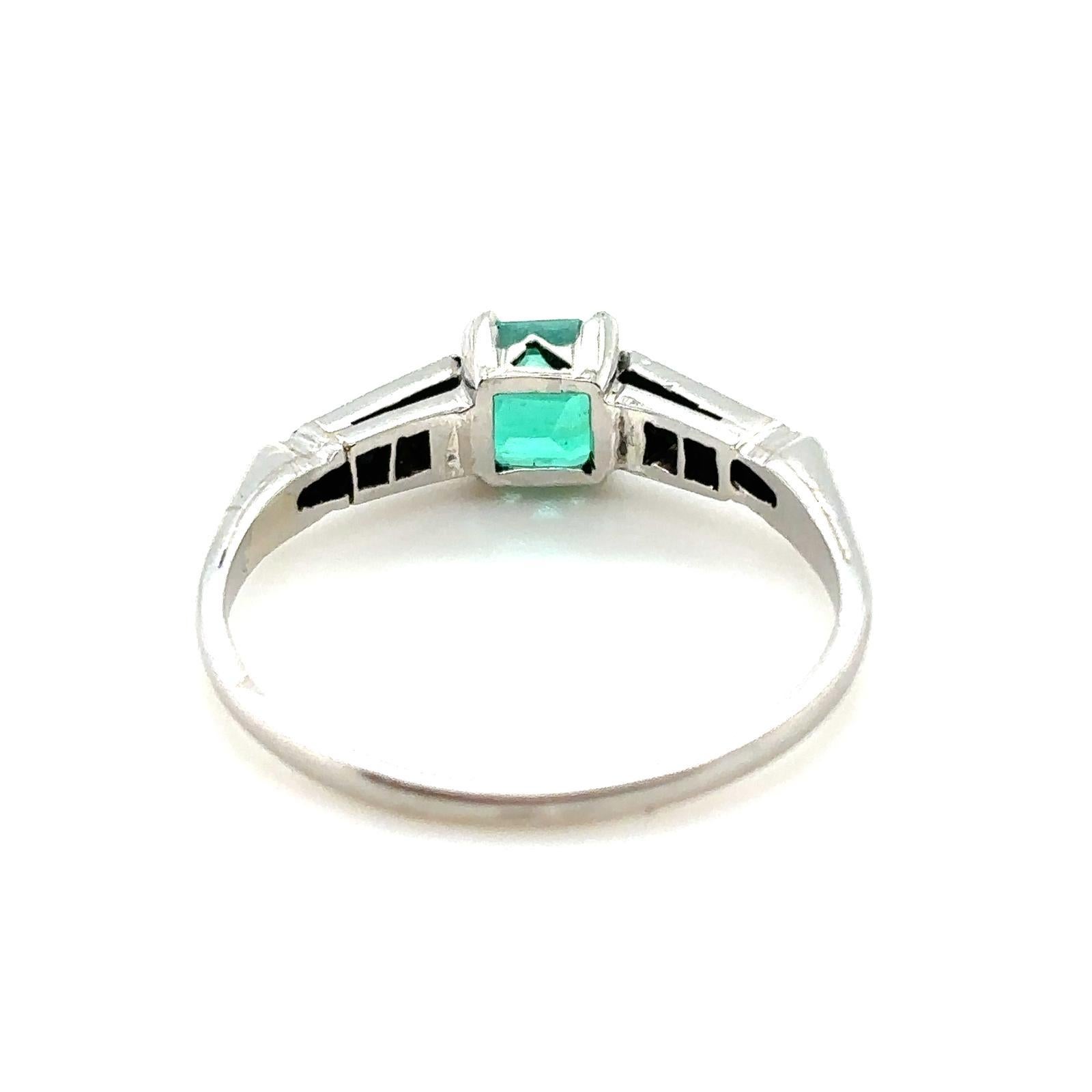 0.65 carat Columbian emerald and diamond platinum engagement ring. For Sale 1