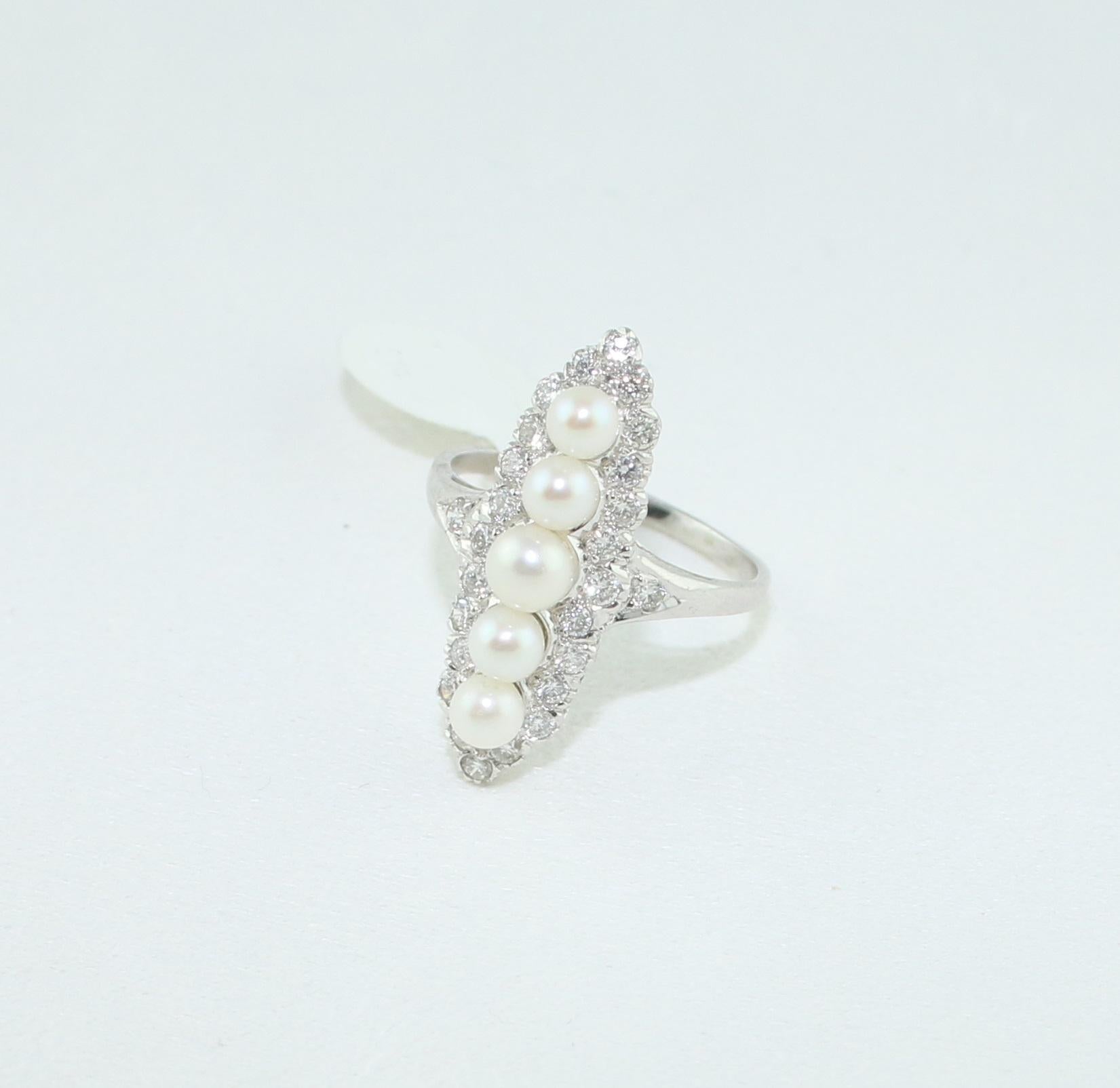 0.65 Carat Diamond and Pearl Gold Ring In New Condition For Sale In New York, NY