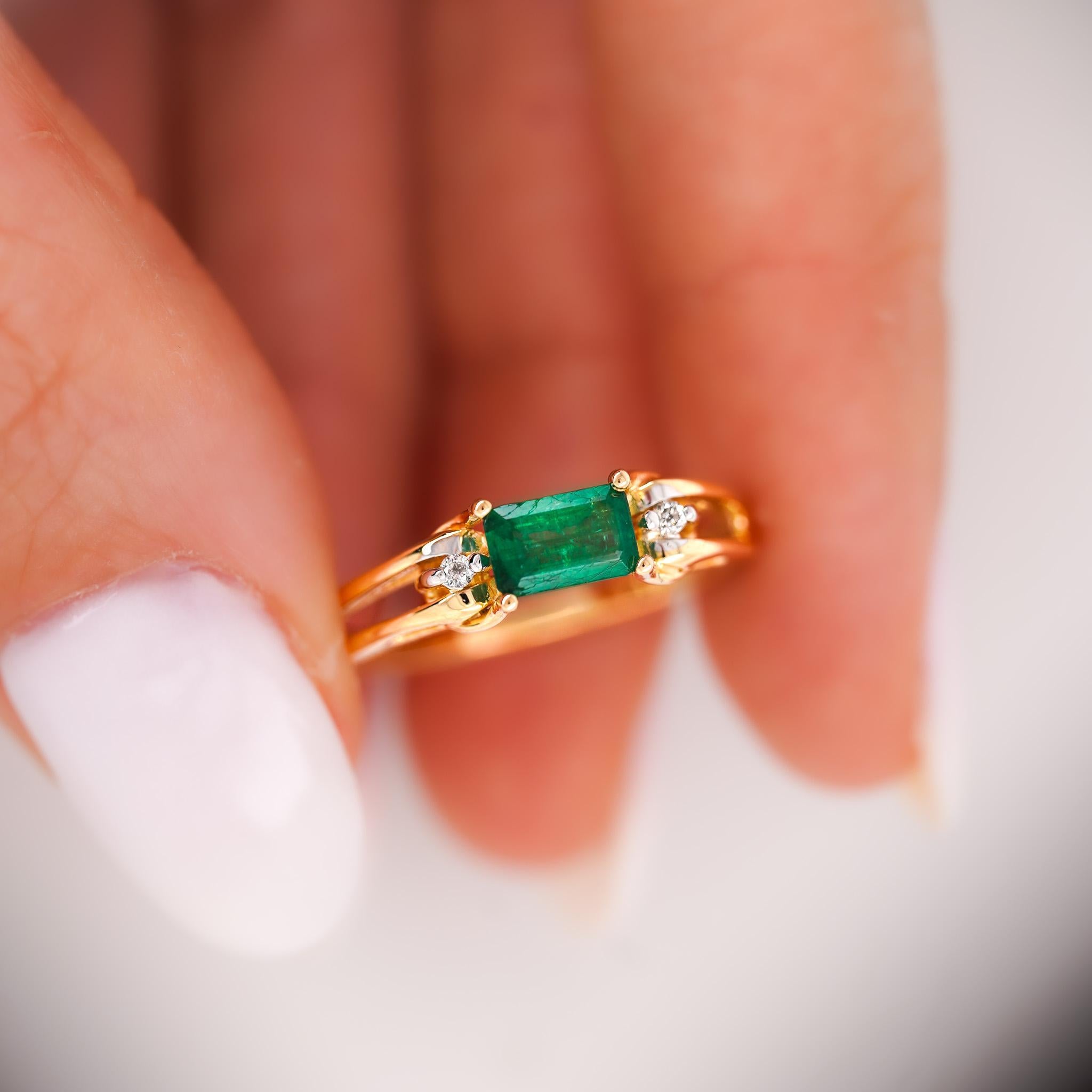 0.65 Carat Emerald 14K Gold Two Row Open Gap Band Ring In Excellent Condition For Sale In Miami, FL