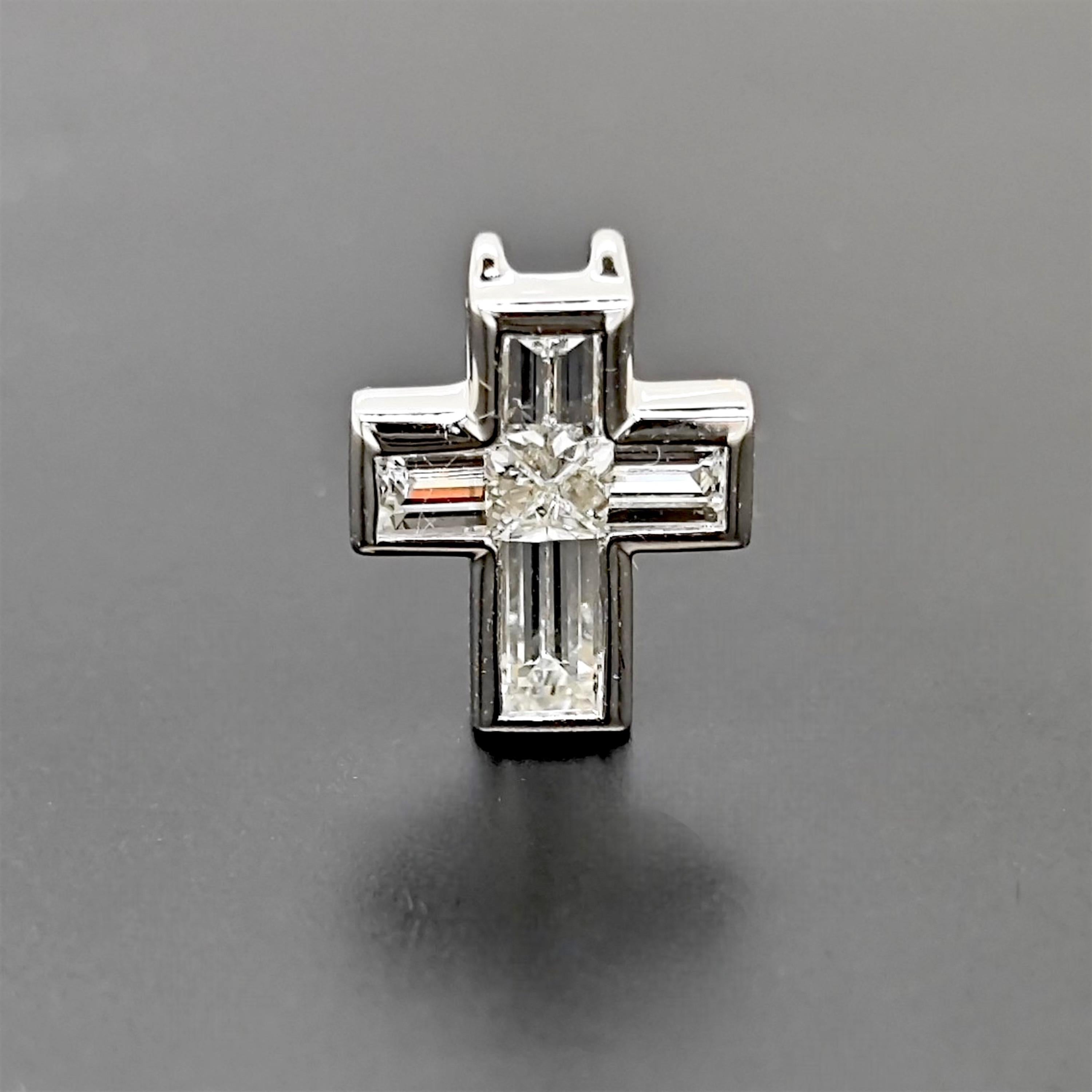 0.65 Carat Fancy Diamond White Gold Cross Pendant in vendita