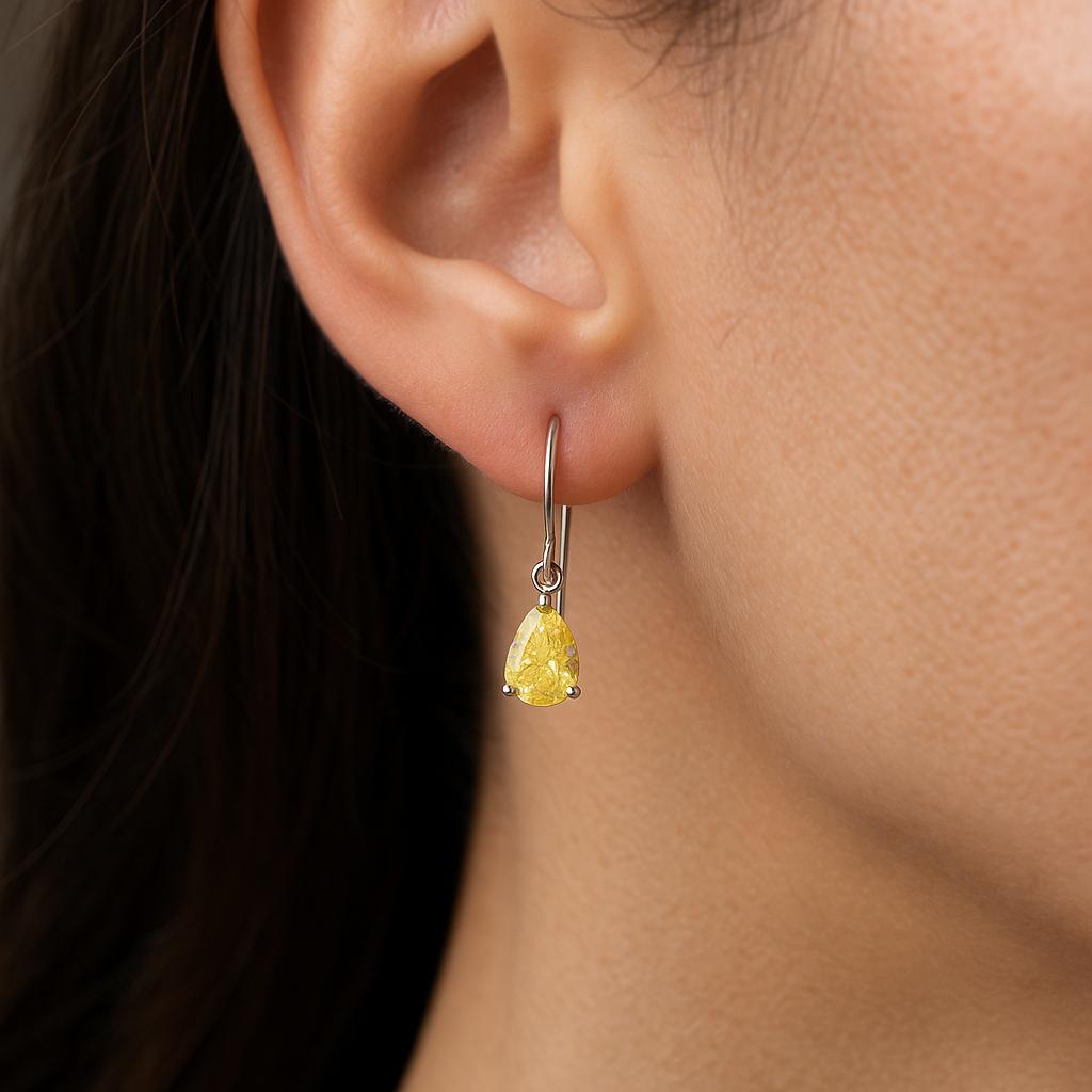 Cette paire vibrante de diamants naturels en forme de poire présente une étonnante teinte jaune intense fantaisie - richement saturée et pleine de vie. D'un poids total de 0,65 carat, ces diamants de succession sont magnifiquement assortis en termes