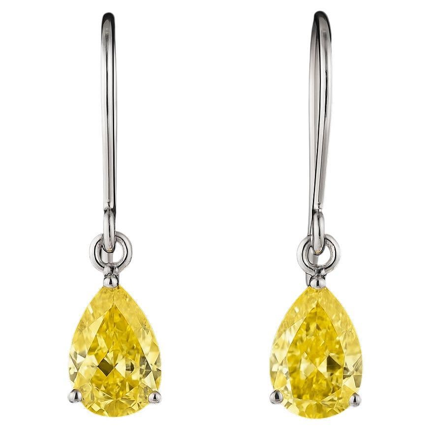 Paire de diamants en forme de poire de 0,65 carat de couleur jaune intense fantaisie - Diamant naturel de succession en vente