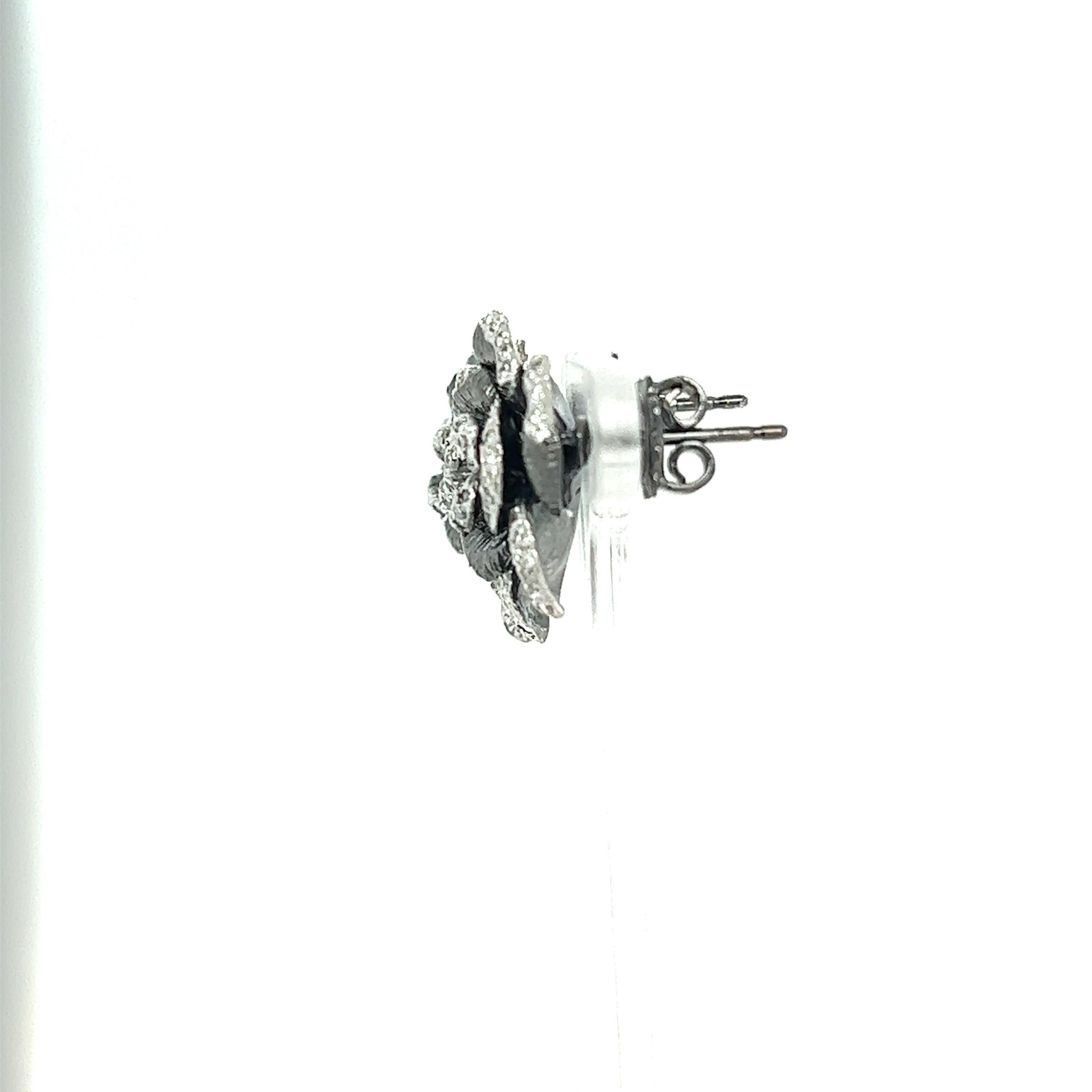 Contemporaneo Orecchini a fiore in oro rodiato nero con diamante naturale da 0,65 carati in vendita