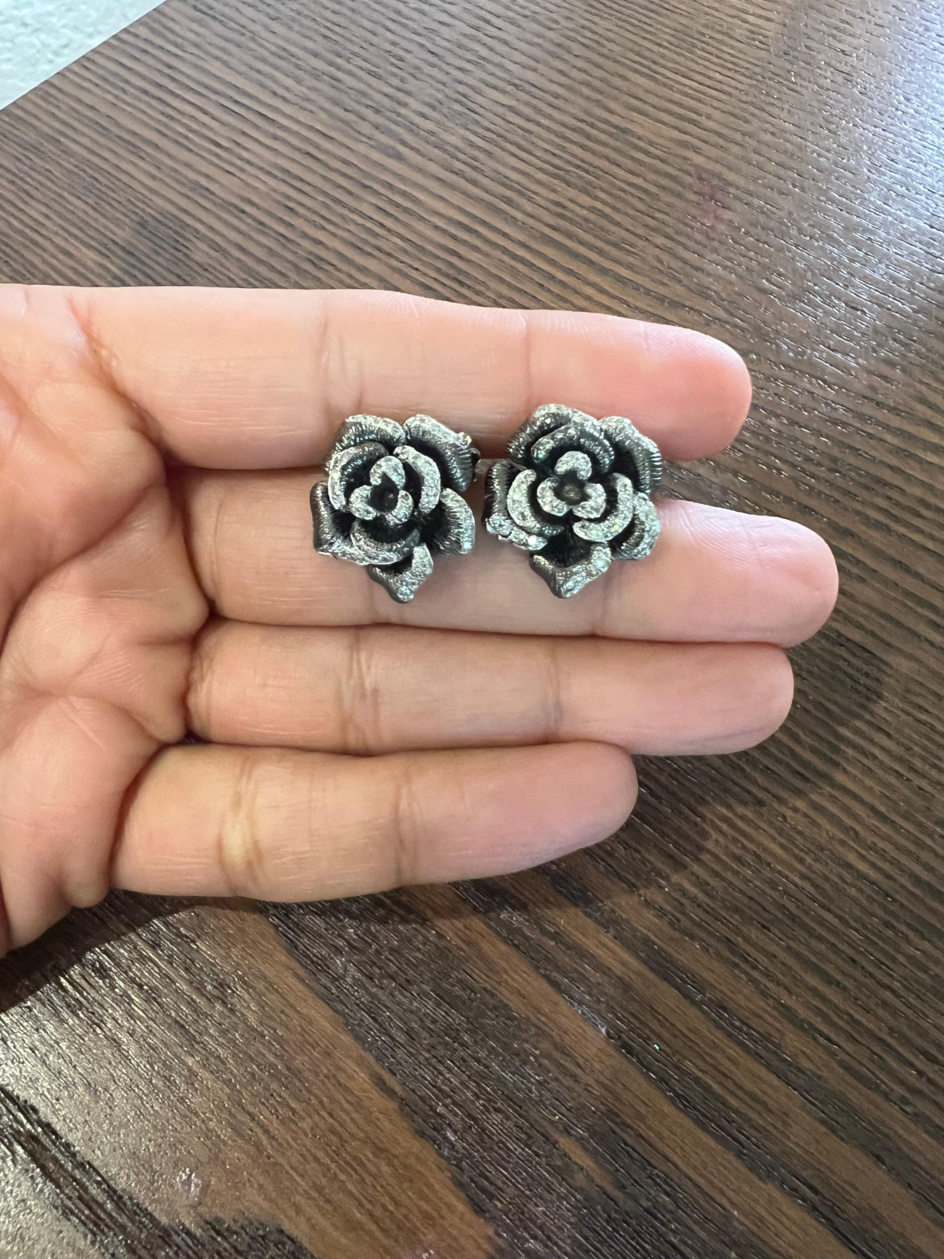 Taglio rotondo Orecchini a fiore in oro rodiato nero con diamante naturale da 0,65 carati in vendita