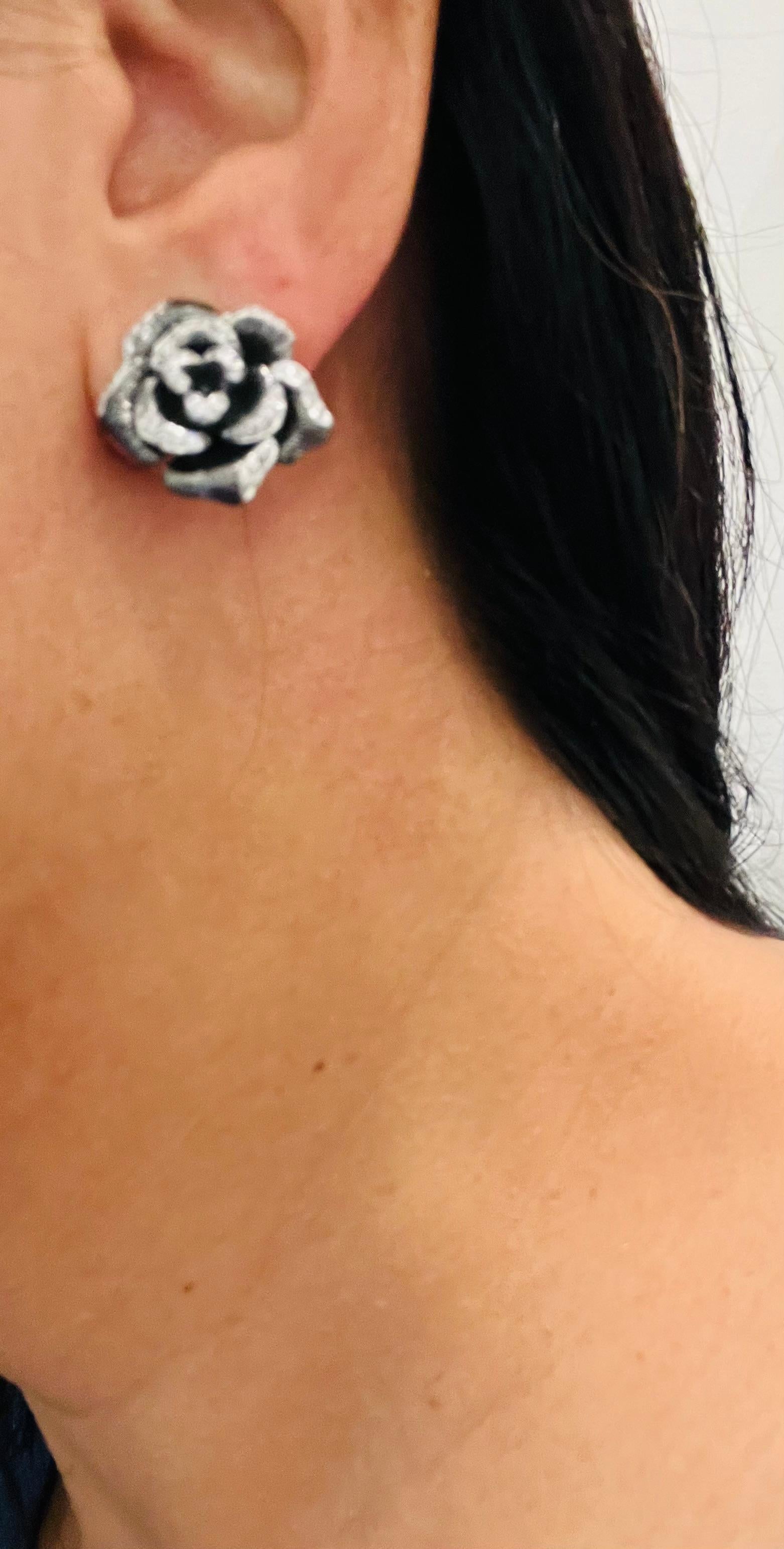 Orecchini a fiore in oro rodiato nero con diamante naturale da 0,65 carati In condizioni Nuovo in vendita a Los Angeles, CA