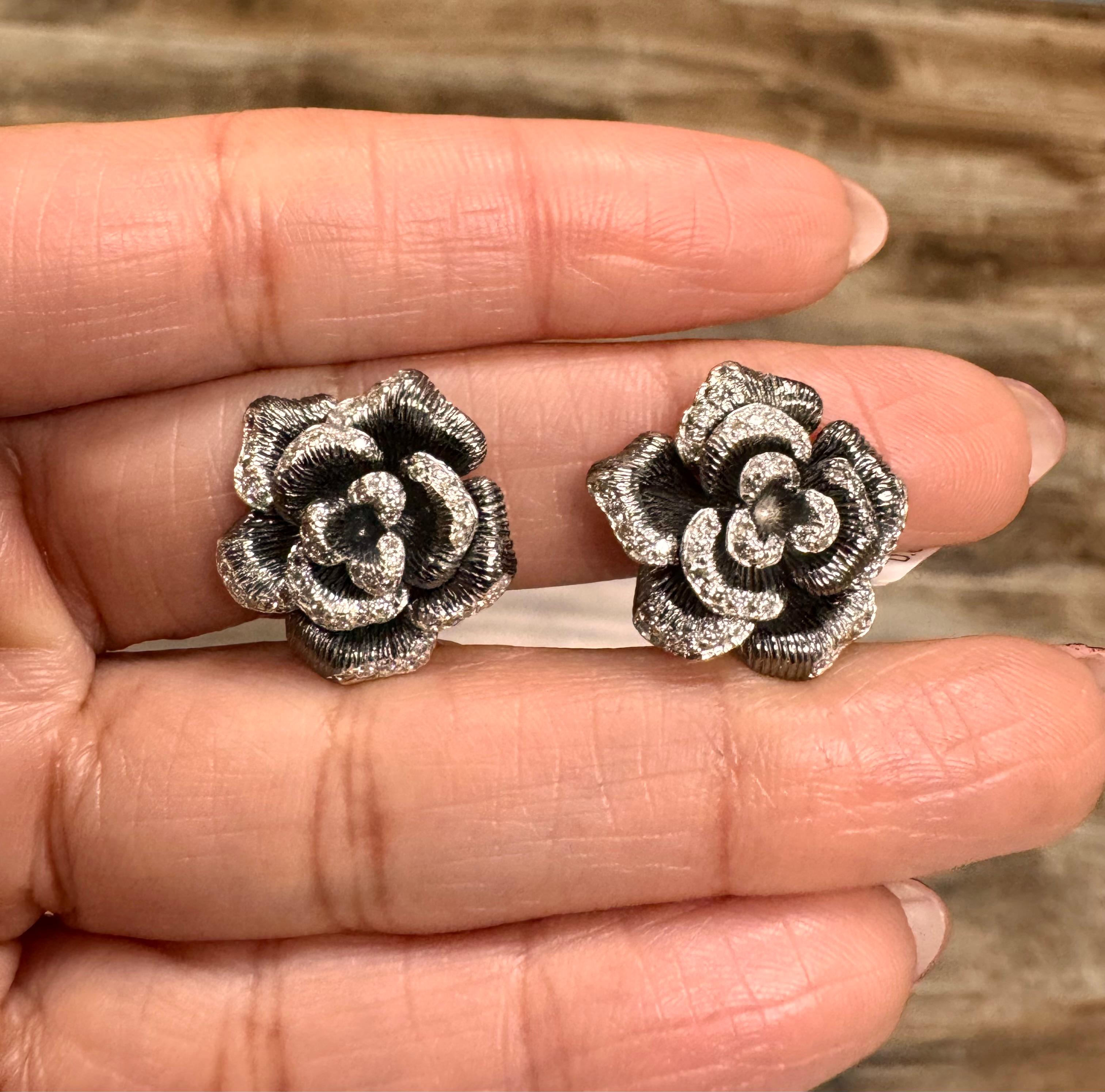 Donna Orecchini a fiore in oro rodiato nero con diamante naturale da 0,65 carati in vendita