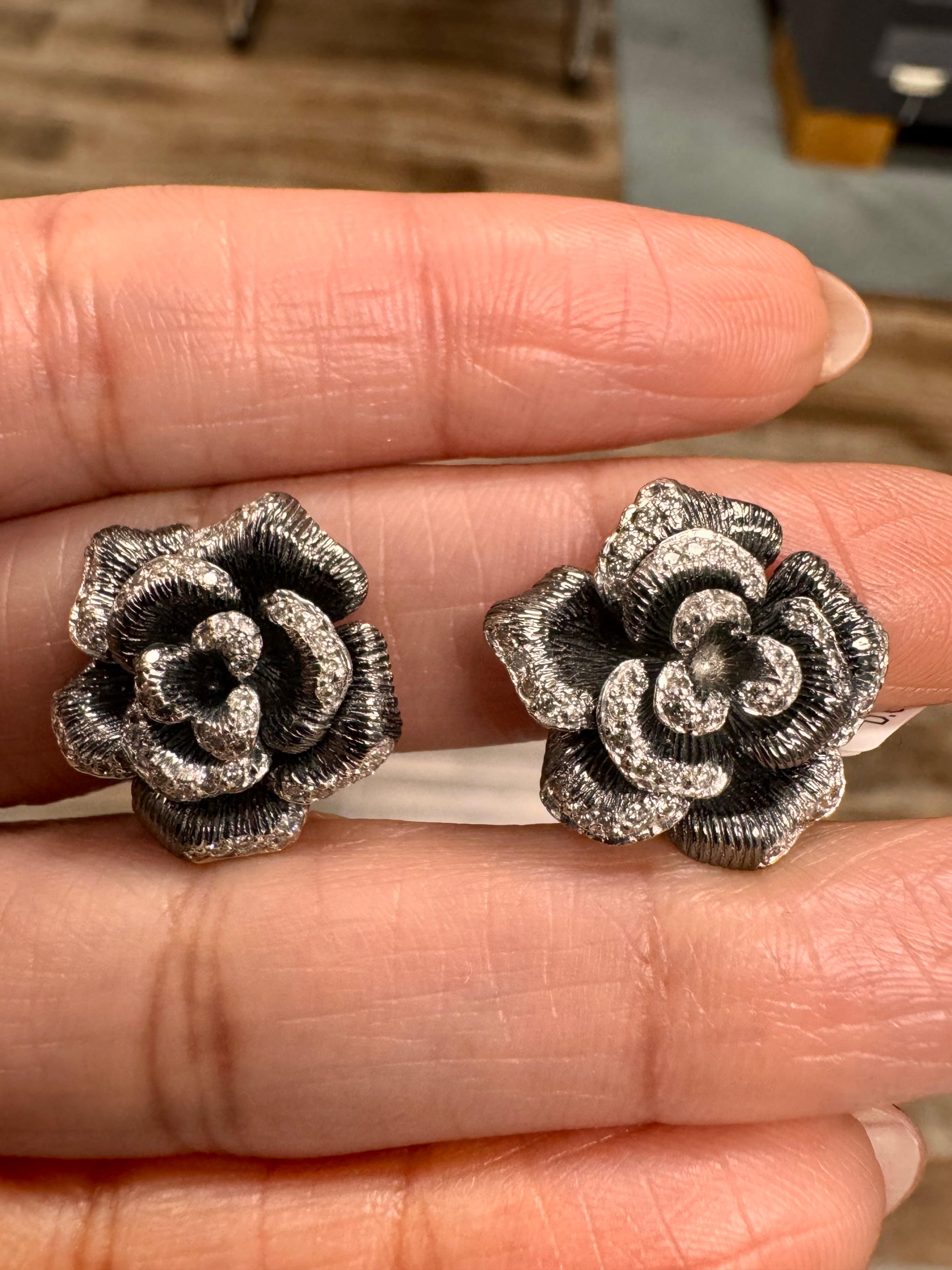 Orecchini a fiore in oro rodiato nero con diamante naturale da 0,65 carati in vendita 1