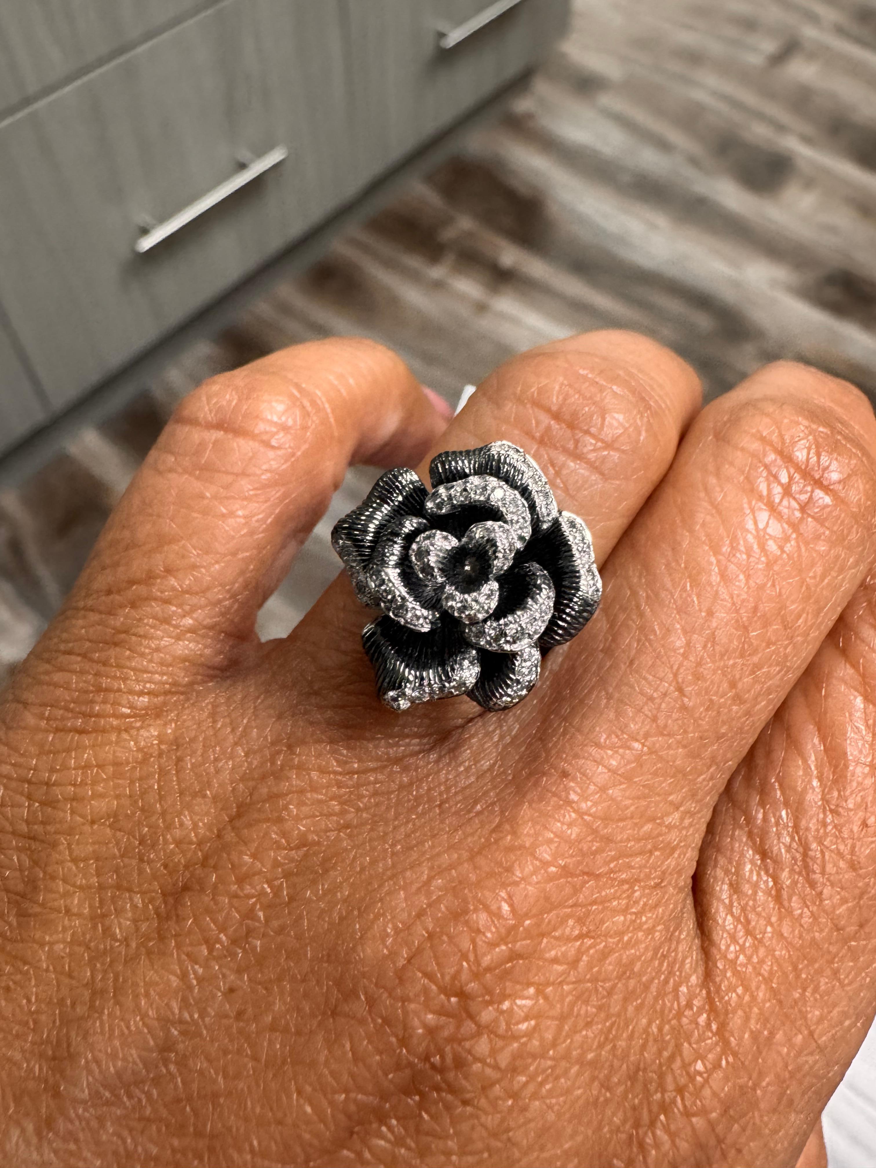 Orecchini a fiore in oro rodiato nero con diamante naturale da 0,65 carati in vendita 2