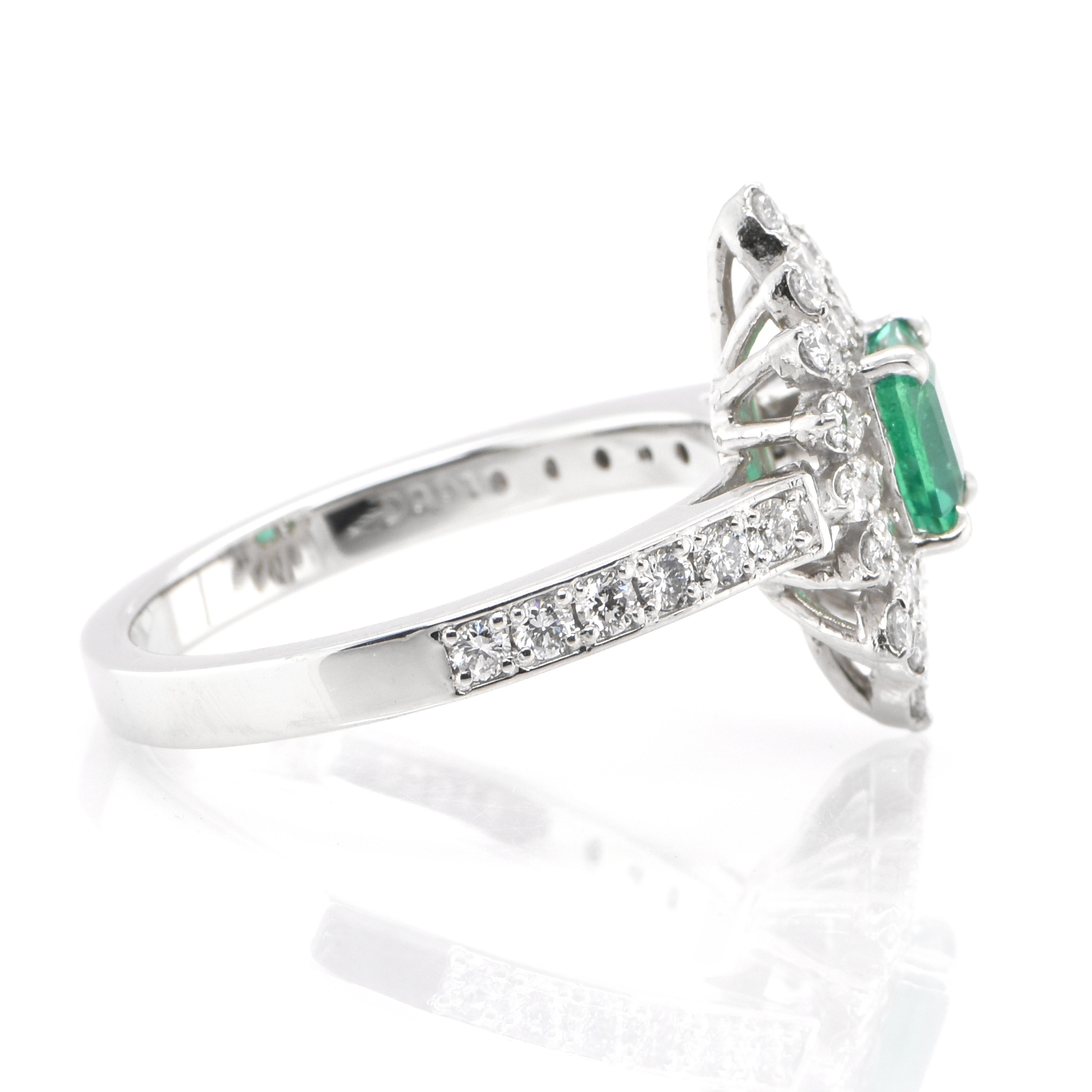 0.65 Carat Natural Emerald and Diamond Double Halo Ring Set in Platinum In New Condition For Sale In Tokyo, JP