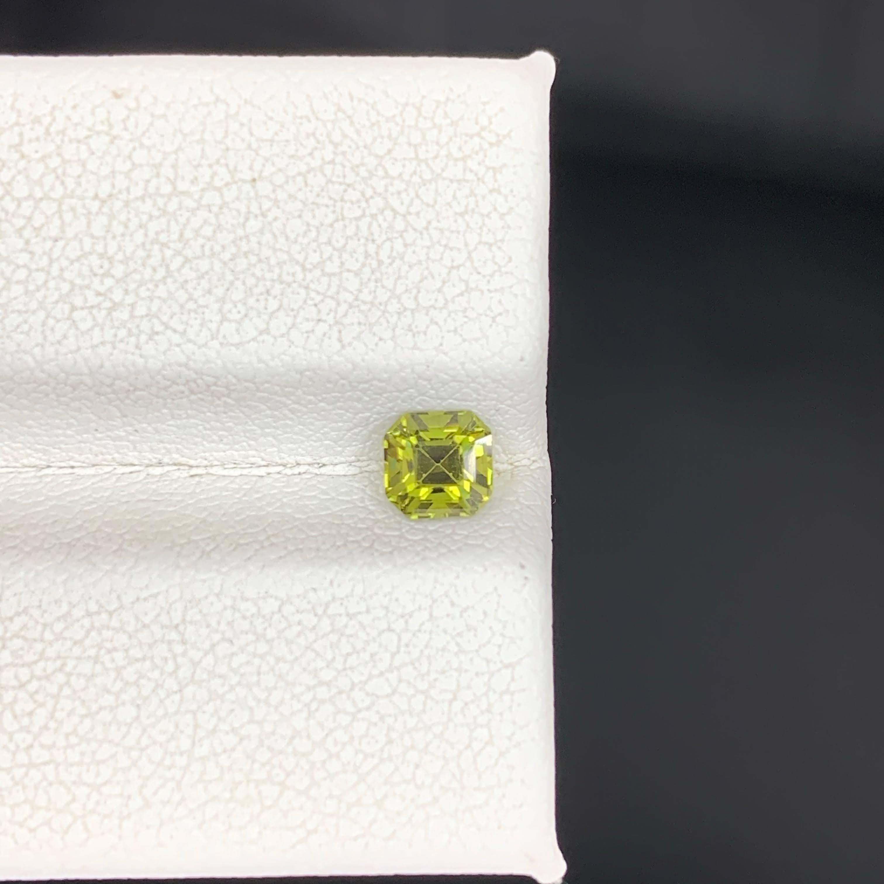 0,65 Karat Natürlicher Loser Gelber Saphir Stein Asscher Schliff Sri Lanka Edelstein im Zustand „Neu“ im Angebot in Bangkok, TH