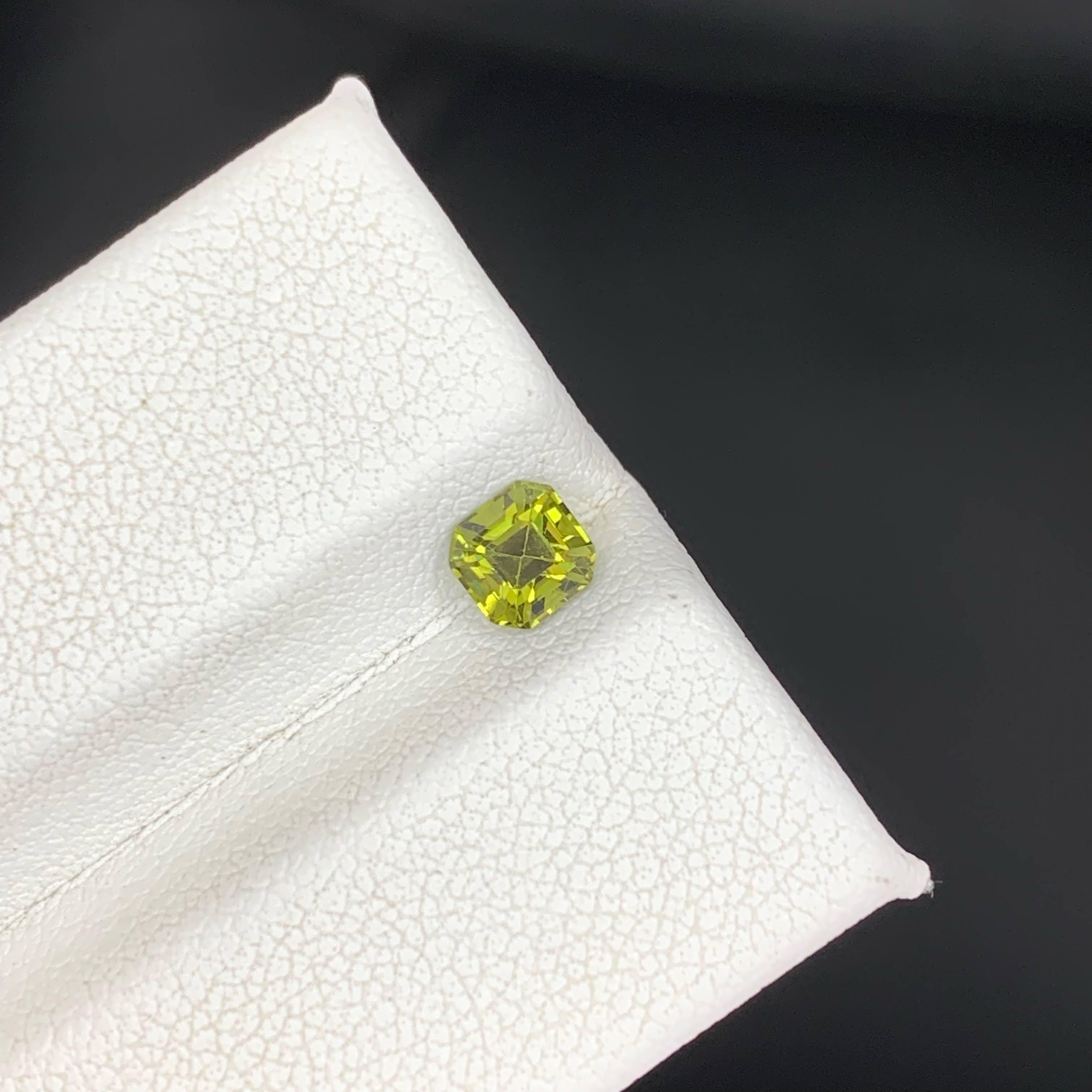 0,65 Karat Natürlicher Loser Gelber Saphir Stein Asscher Schliff Sri Lanka Edelstein für Damen oder Herren im Angebot