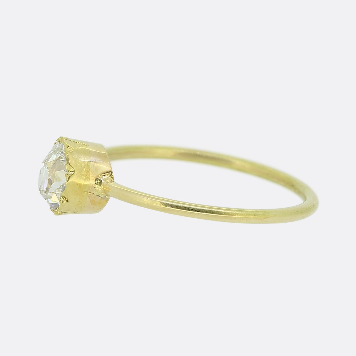 Nous avons ici une bague solitaire en or jaune 18ct avec un diamant. La bague est fabriquée en or jaune 18ct recyclé et sertie d'un diamant de taille ancienne de 0,65 carat. 

Condit : Utilisé (Très bon)
Poids : 1.5 grammes
Dimensions de la face :