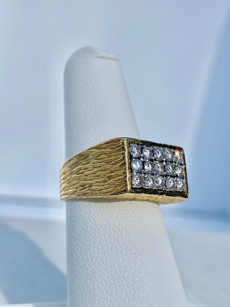 Retro 0.65 Carat Round-Brilliant Cut Diamond and 18k Gold Cluster Men's Ring For Sale