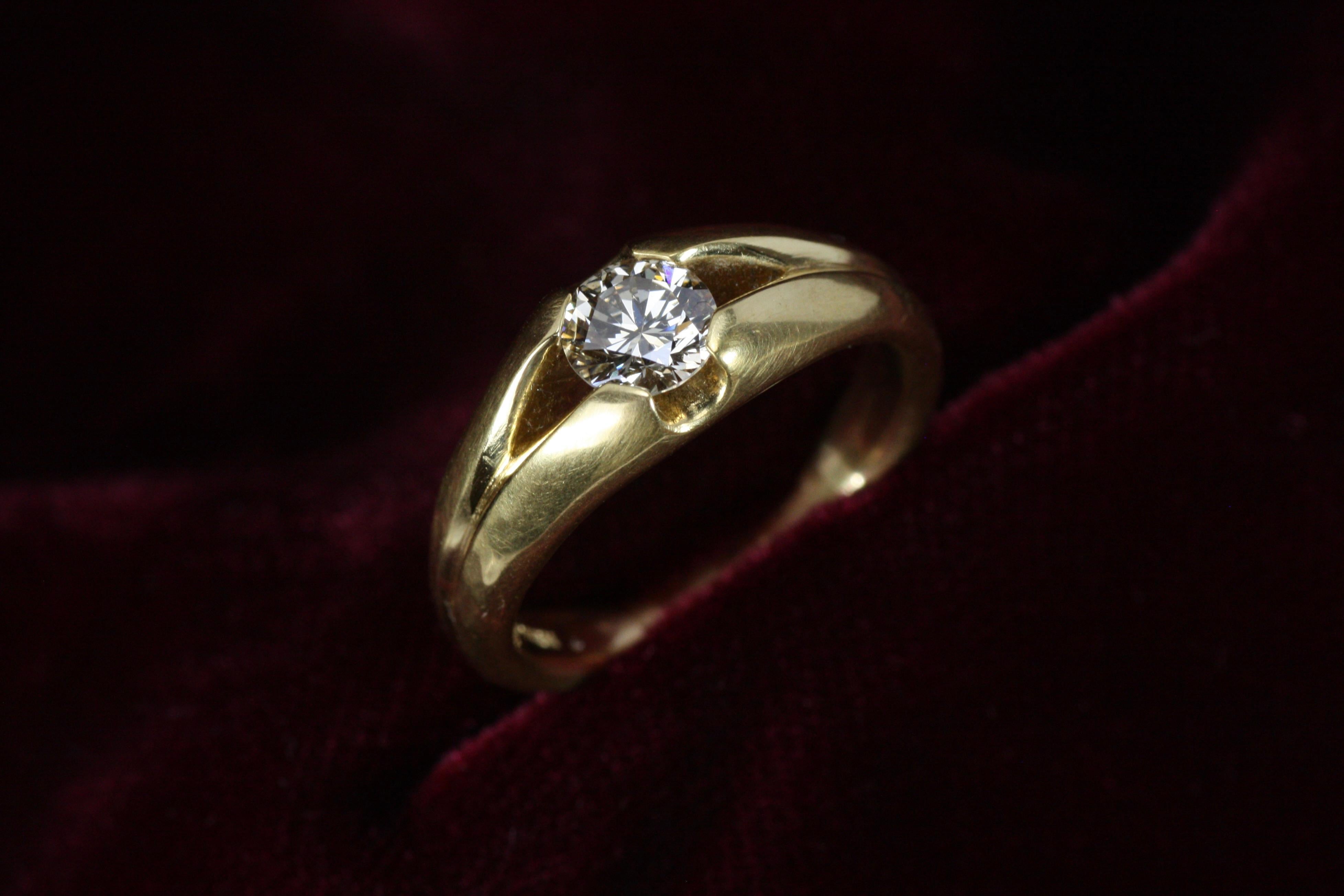 Modern 0.65 Carat Split-Shank 22K Solitaire Engagement Ring Natural Round Diamond For Sale