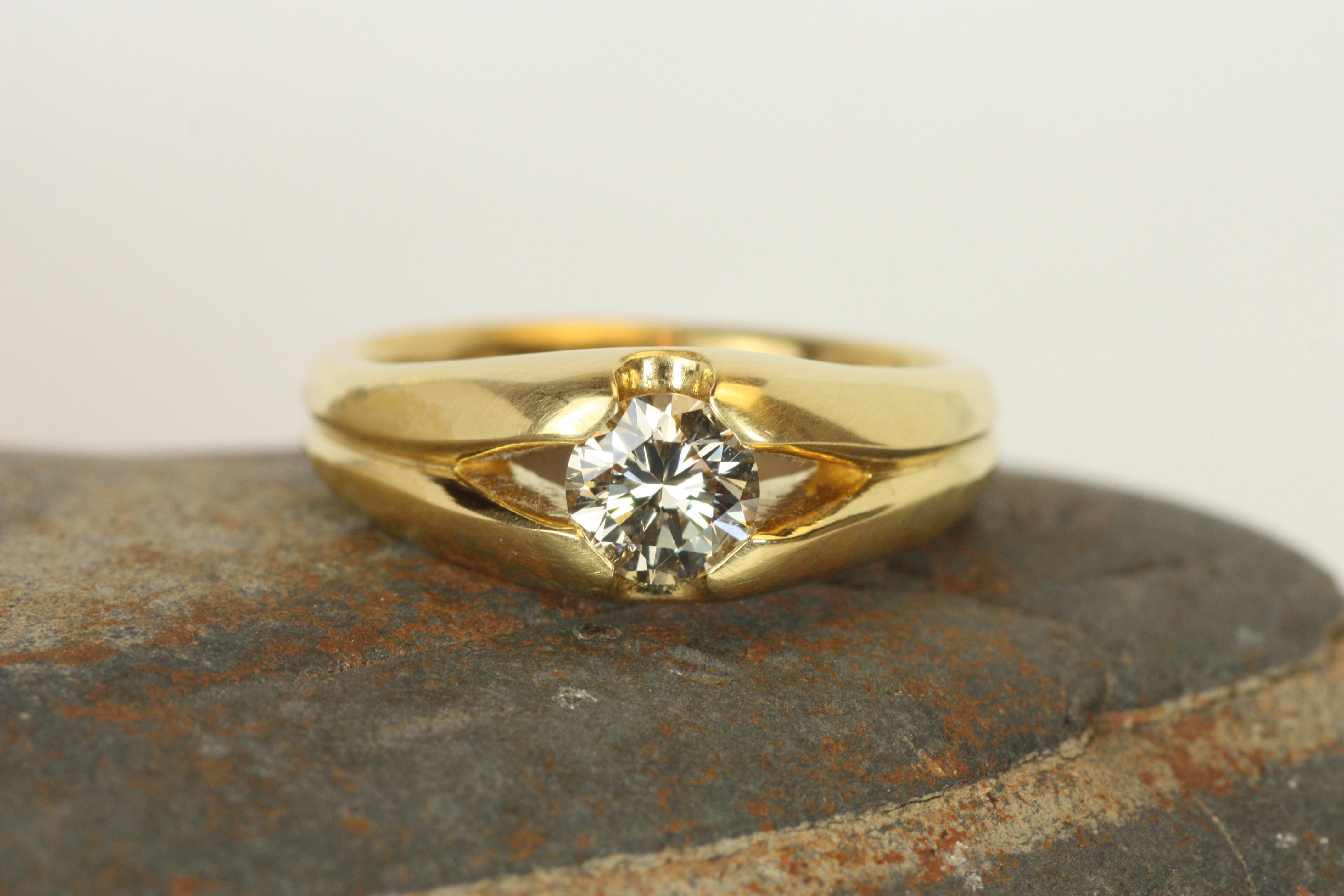 A radiant blend of sophistication and uniqueness, this 0.65ct yellow-brown diamond shines with warmth and earthiness in a 22K gold split-shank band. The cut line detailing that goes around the entire band brings added dimension and uniqueness to
