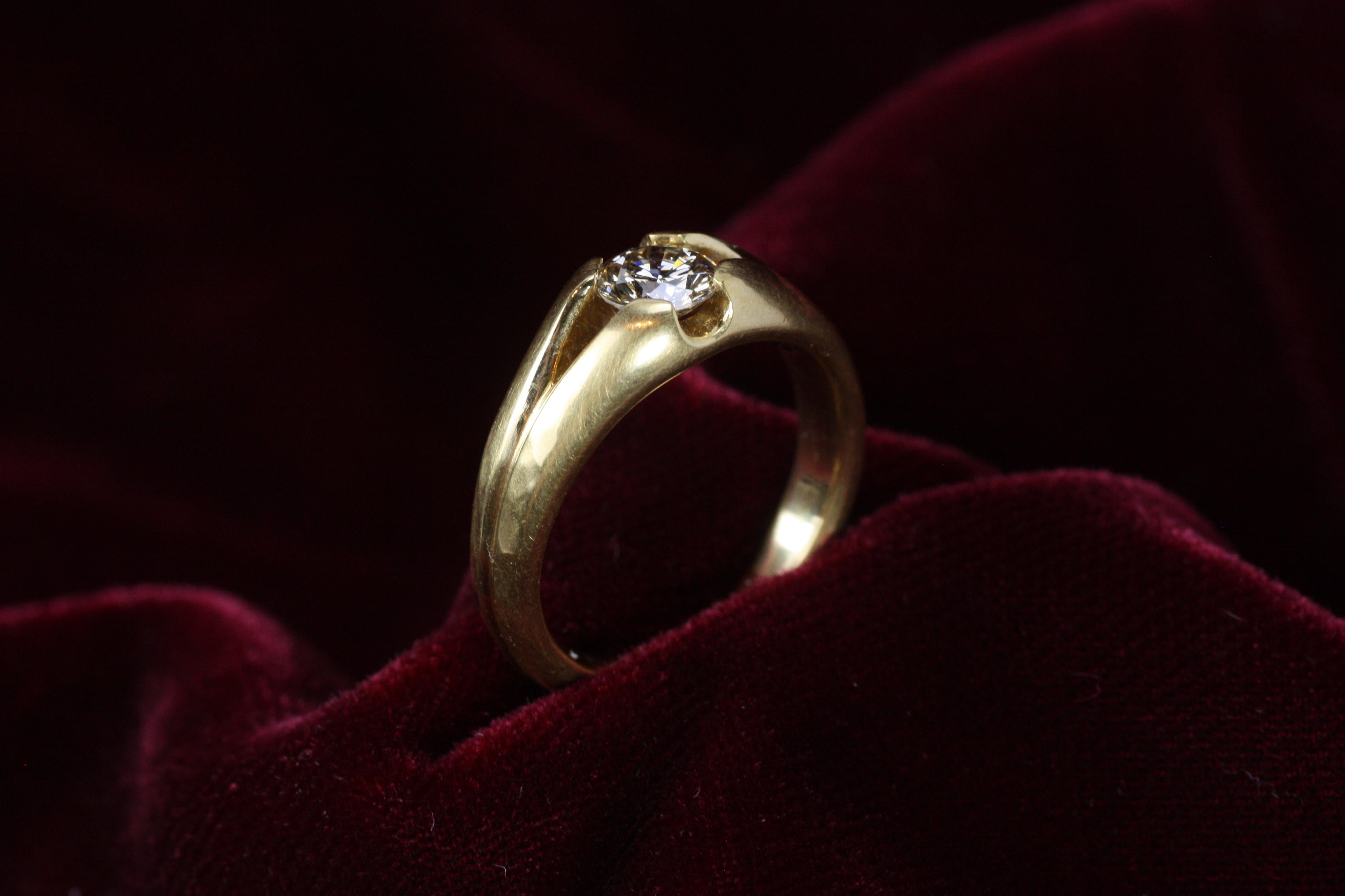 Round Cut 0.65 Carat Split-Shank 22K Solitaire Engagement Ring Natural Round Diamond For Sale