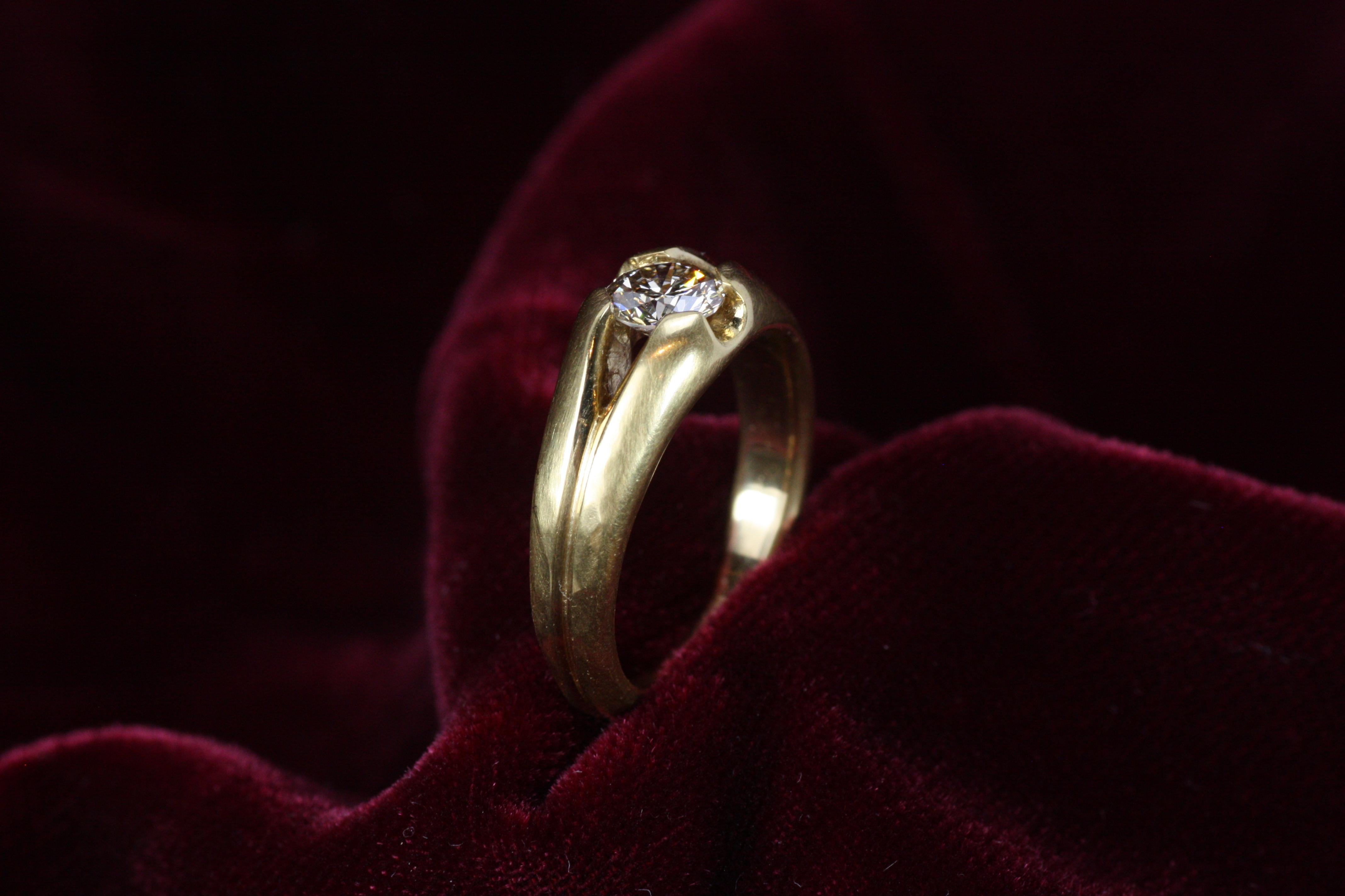 0.65 Carat Split-Shank 22K Solitaire Engagement Ring Natural Round Diamond In New Condition For Sale In Santa Monica, CA