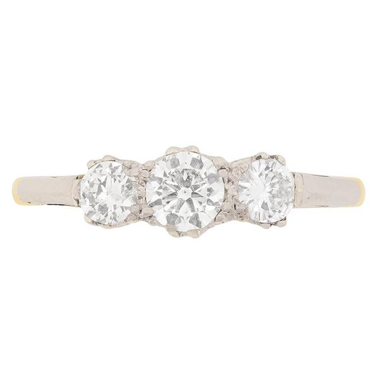 Bague de fiançailles à trois pierres en diamant taille transitionnelle de 0,65 carat, c. 1940
