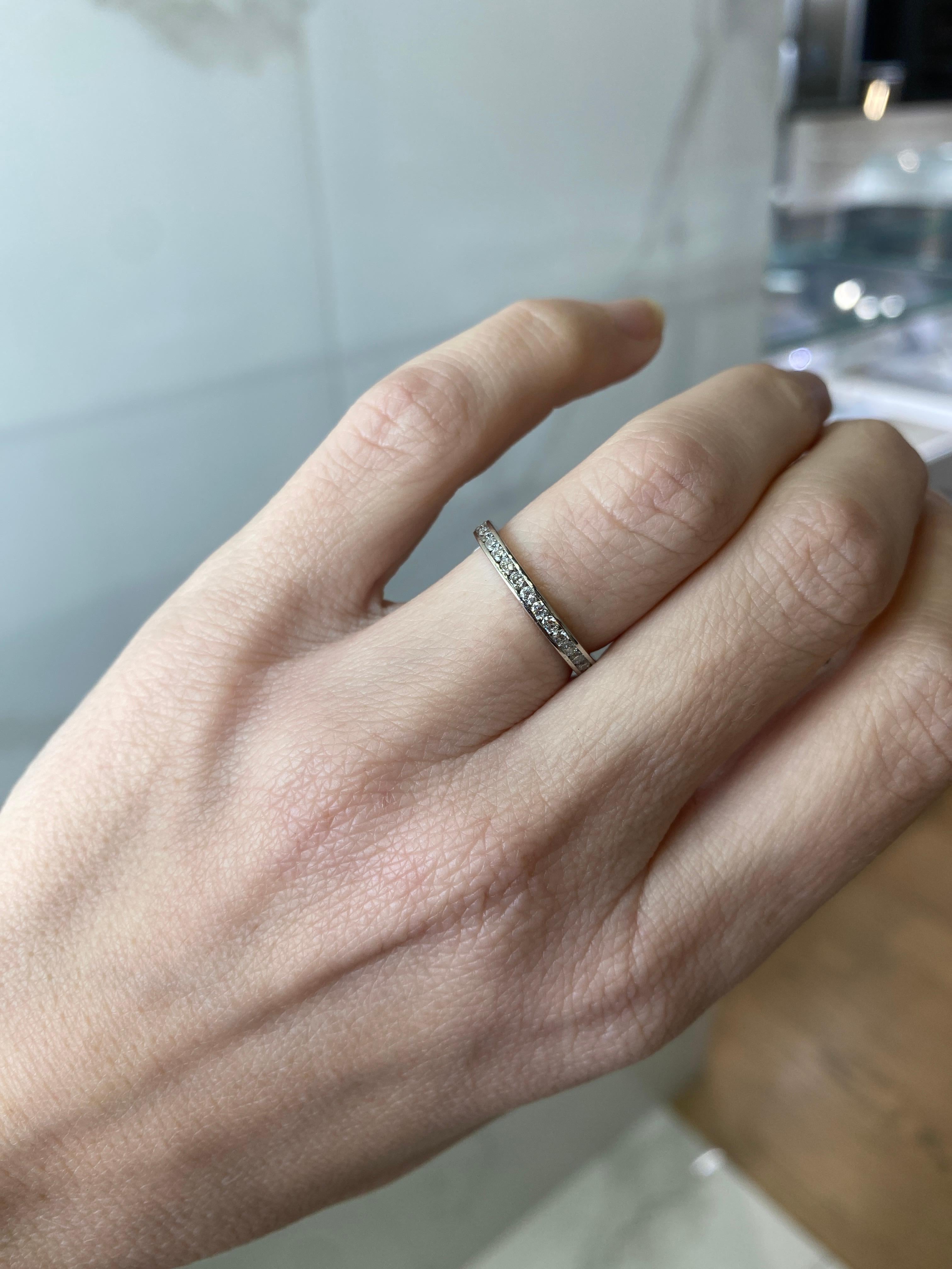 Memoryring, Platin, 0,65 Karat Gesamtgewicht, runder, kanalisierter Diamant 12