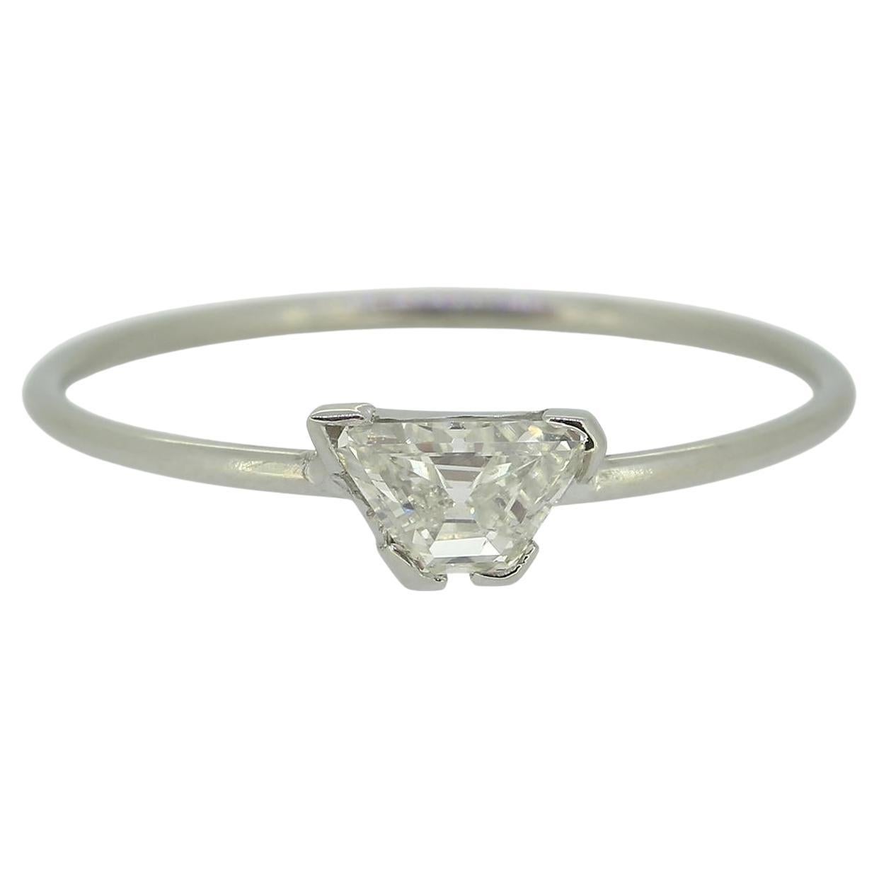 0,65 Karat Diamant Solitär Ring im Trapezschliff im Angebot