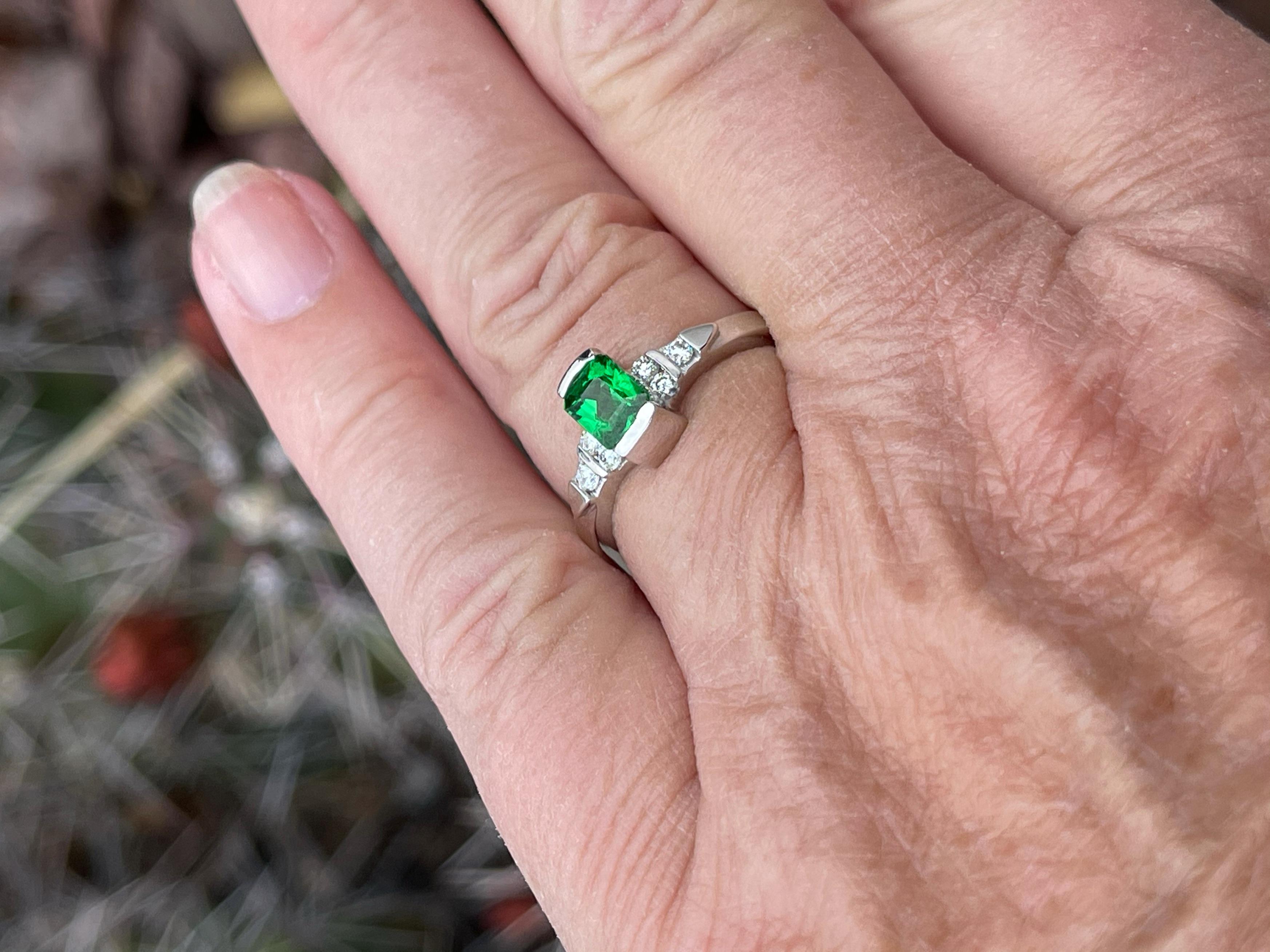 0.65 Carat Tsavorite and Diamond Gold Ring In New Condition In Tucson, AZ