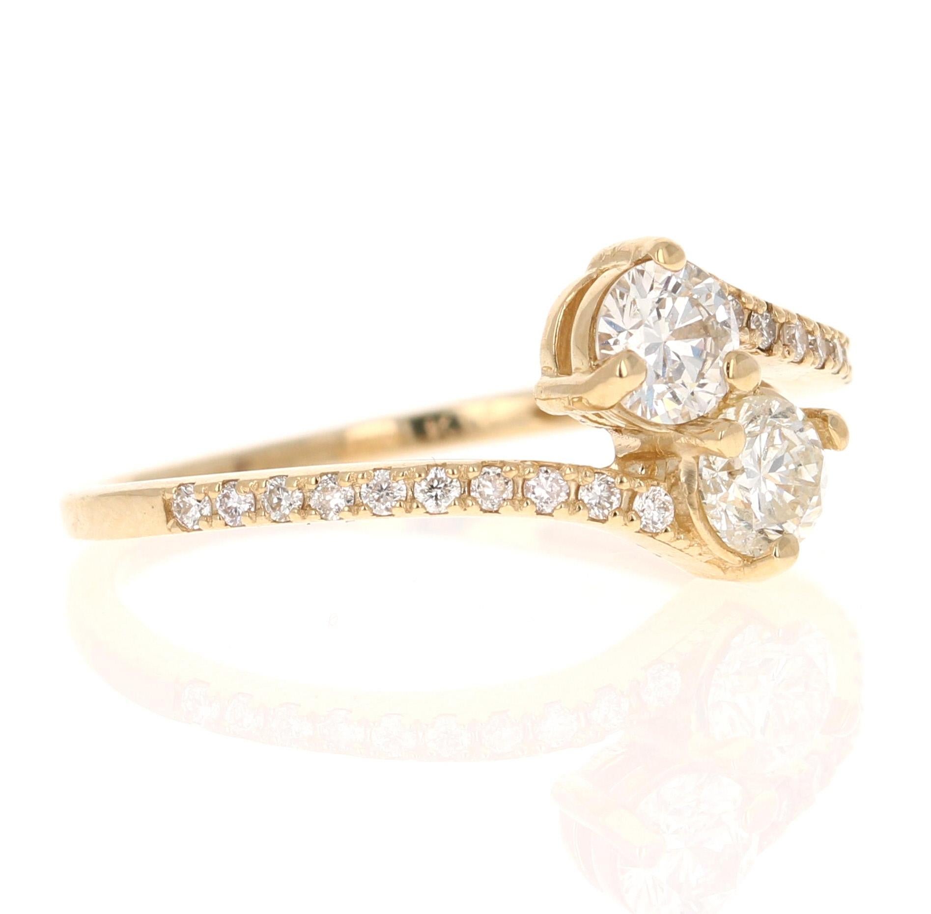 Este anillo presenta dos diamantes blancos de talla redonda con un peso en quilates primario de 0,51 quilates y los diamantes circundantes tienen un peso en quilates secundario de 0,14 quilates. Ambos diamantes están ligeramente incluidos (SI1) con