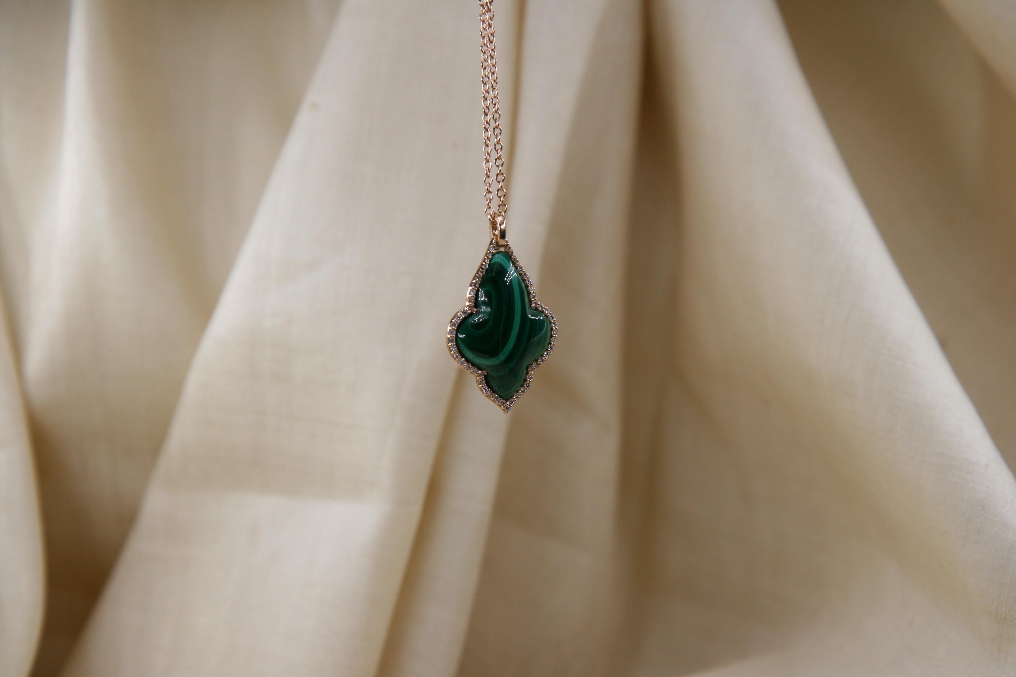 This wonderful Leo Milano pendant from our Carrobbio collection shows in every detail a very complicate yet perfectly done workmanship. The pendant and the chain are in 18 carat rose gold with malachite . The object weights 9.81 grams the total